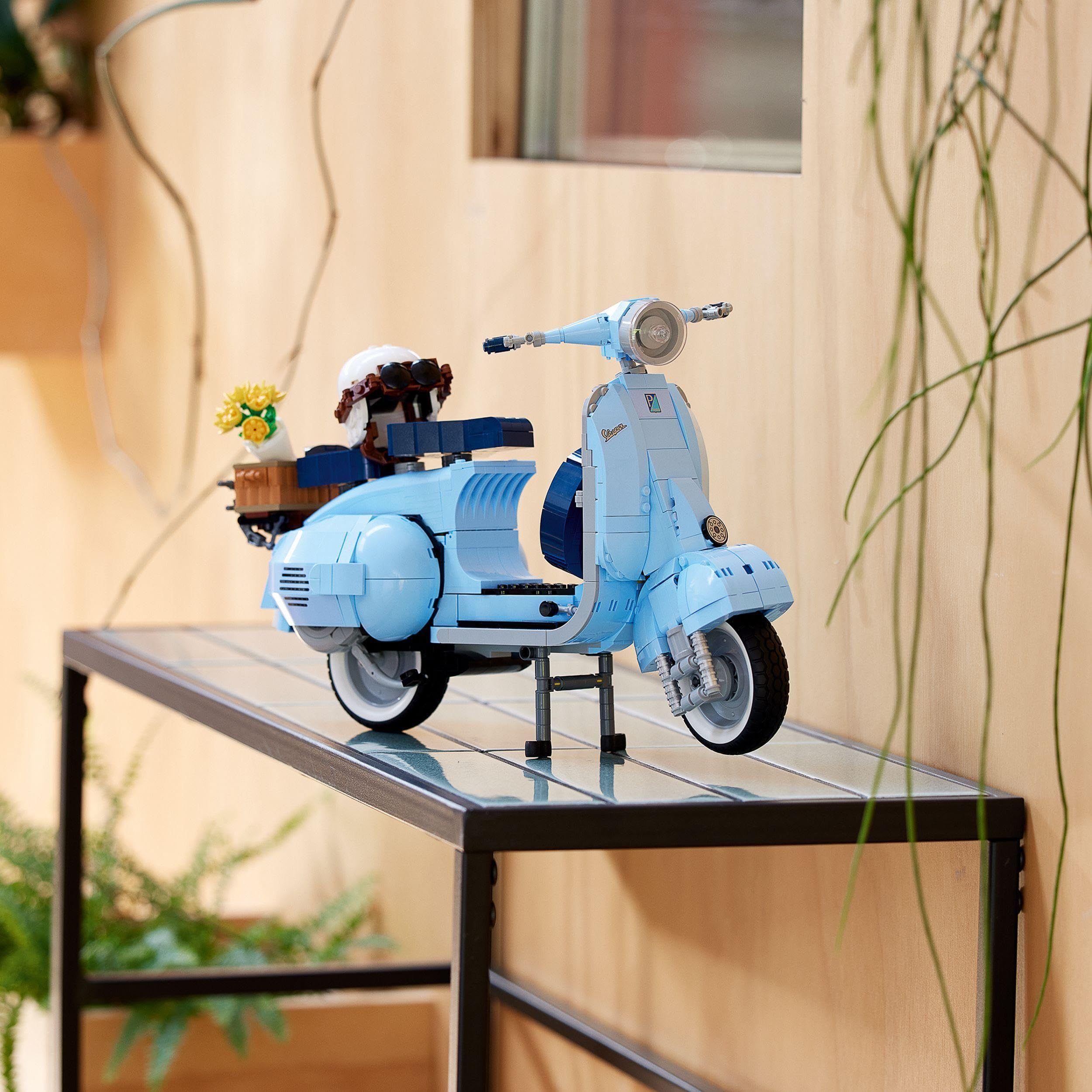 LEGO Icons Vespa 125, Motorrad-Modell zum Bauen, Vintage Roller aus Italien, Modellbausatz für Erwachsene, Austellungsstück als Zimmer-Deko, Geschenke für Frauen und Männer 10298
