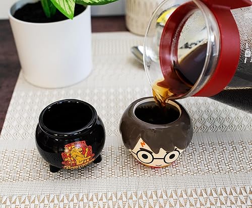 Miniatura 4 de Silver Buffalo Harry Potter Gryffindor Cauldron - Juego de 2 tazas de cerámica esculpidas en 3D, perfecto como juego de azúcar, crema o leche, 3.5