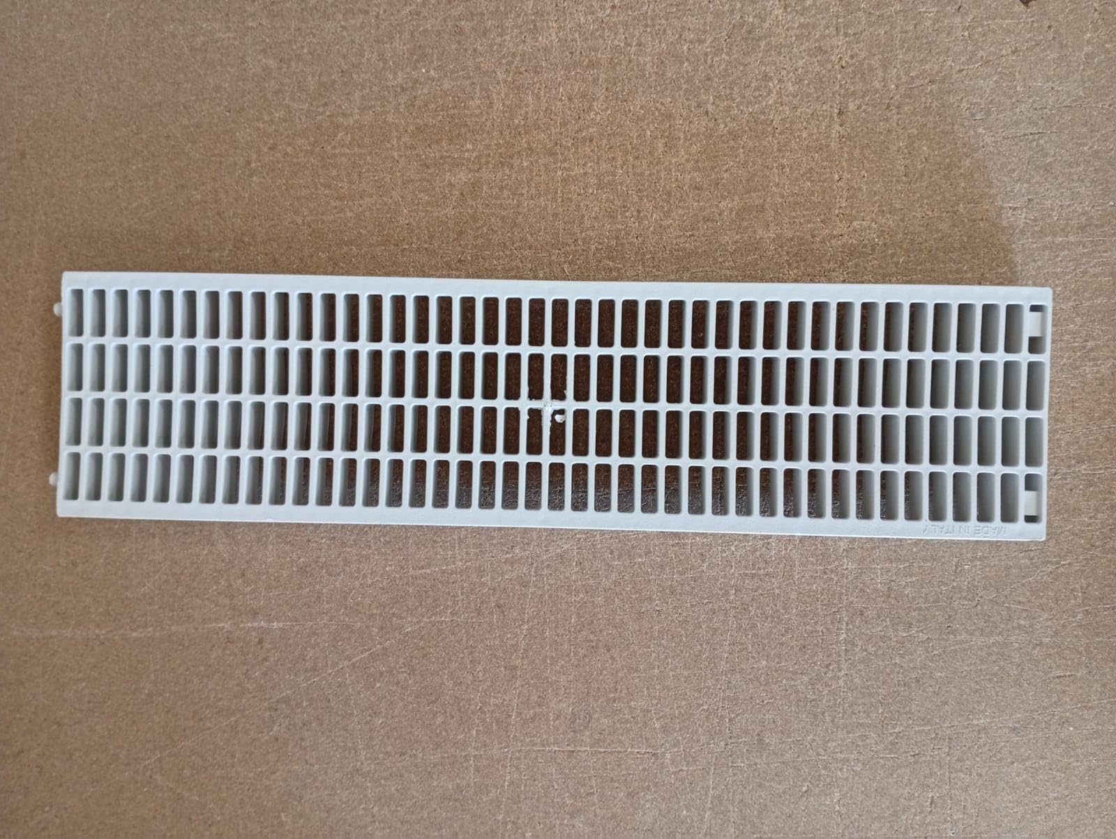 Griglia Ricambio per Canaletta Drenaggio Acqua Piovana - Grigliato modulare per canalina in Plastica 13x50 e 20X50 - Antiscivolo Antitacco - Grigio chiaro - Made in Italy (CM 13X50X2, N° 8 GRIGLIE)