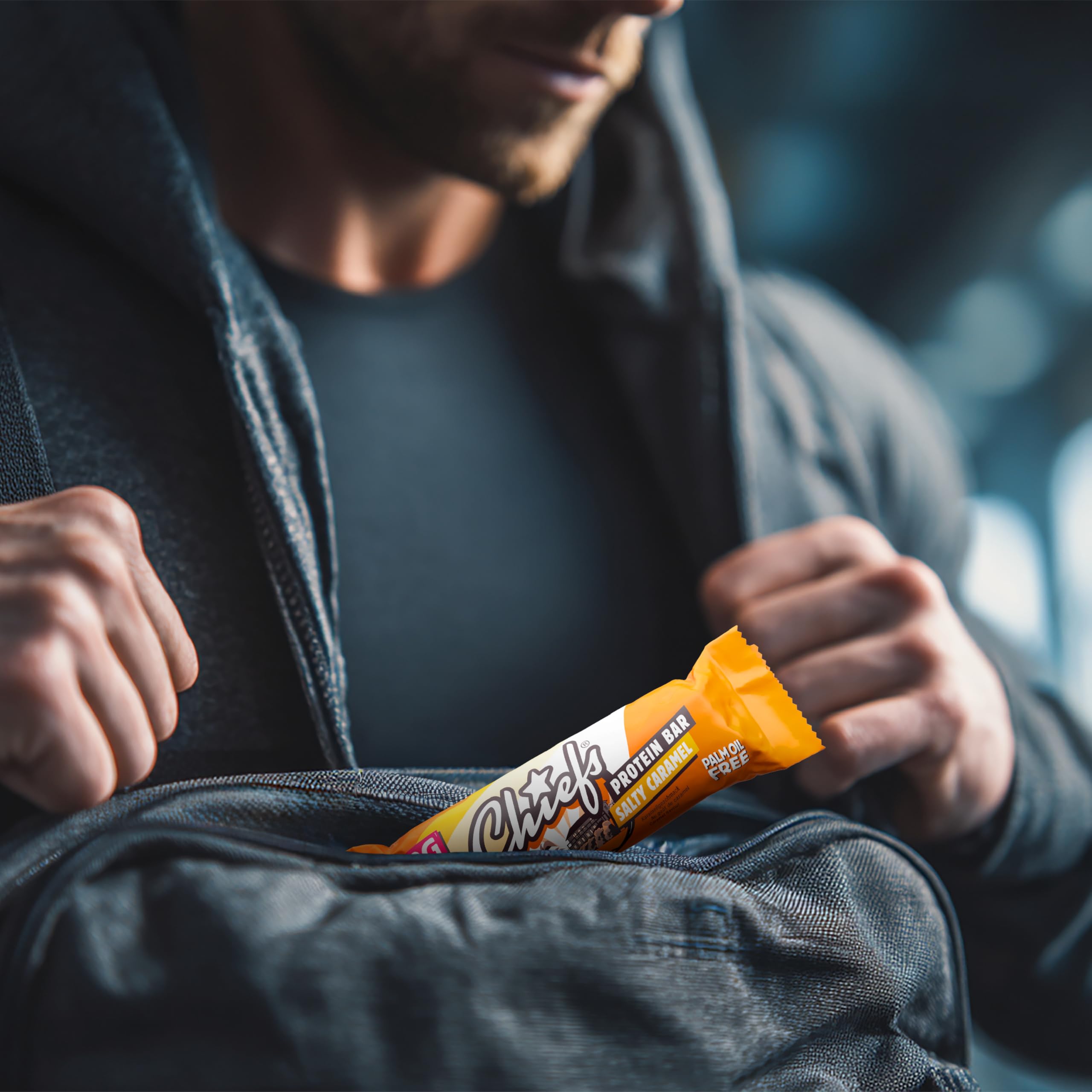 Chiefs Protein Bar (Salty Caramel) • Barre protéinée premium avec 20g de protéines & 214 kcal par barre • Sans sucre ajouté • Barre protéinée low sugar • Goût de Salty Caramel • Pack de 12 (12 x 55g)