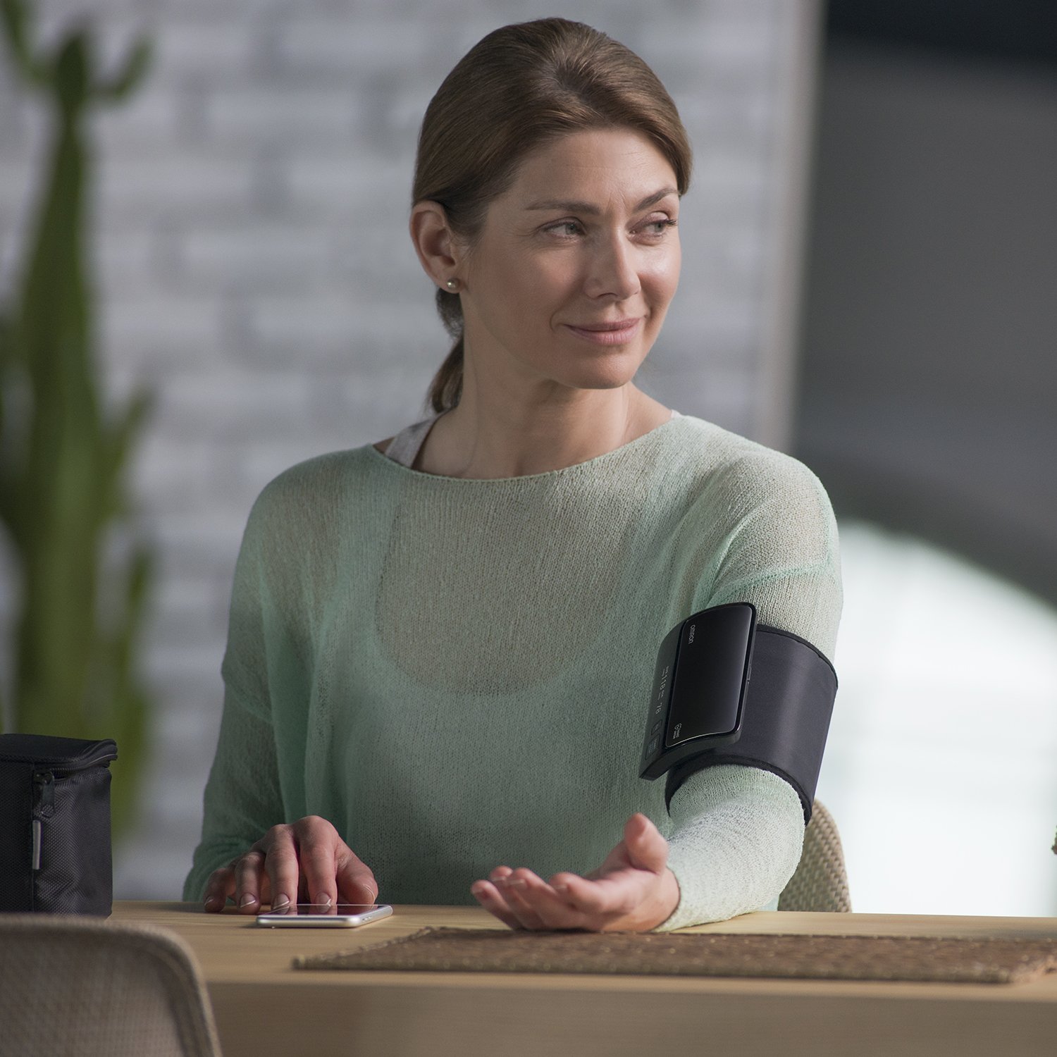 OMRON EVOLV Smart - Monitor de presión arterial inalámbrico de hombro con función Bluetooth y aplicación gratuita para iOS y Android - Ahora 6 meses OMRON Connect Premium gratis