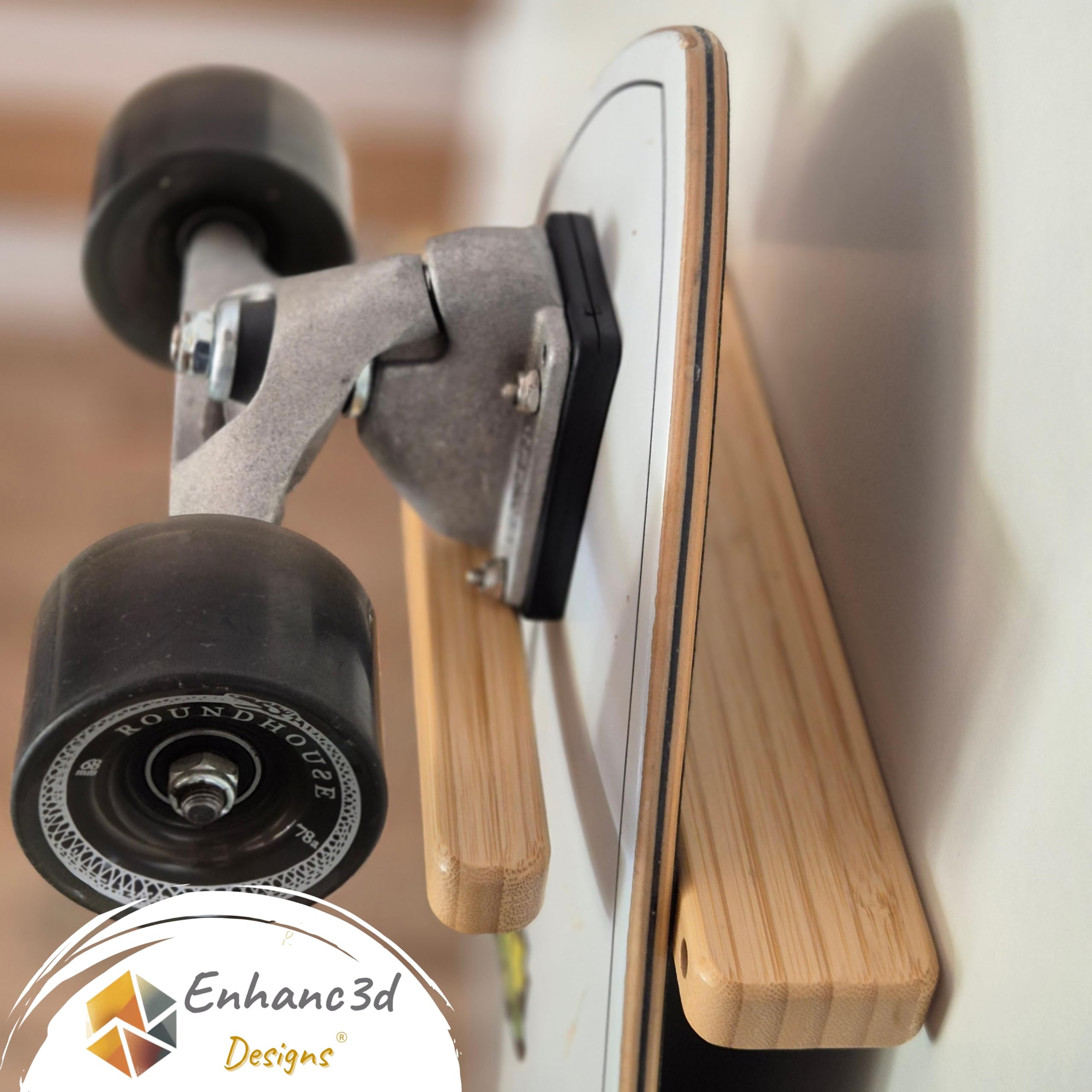 Supporto verticale per skateboard in legno di bambù, design moderno e robusto, gancio da parete per skateboard, supporto longboard da parete, progettato in Europa.