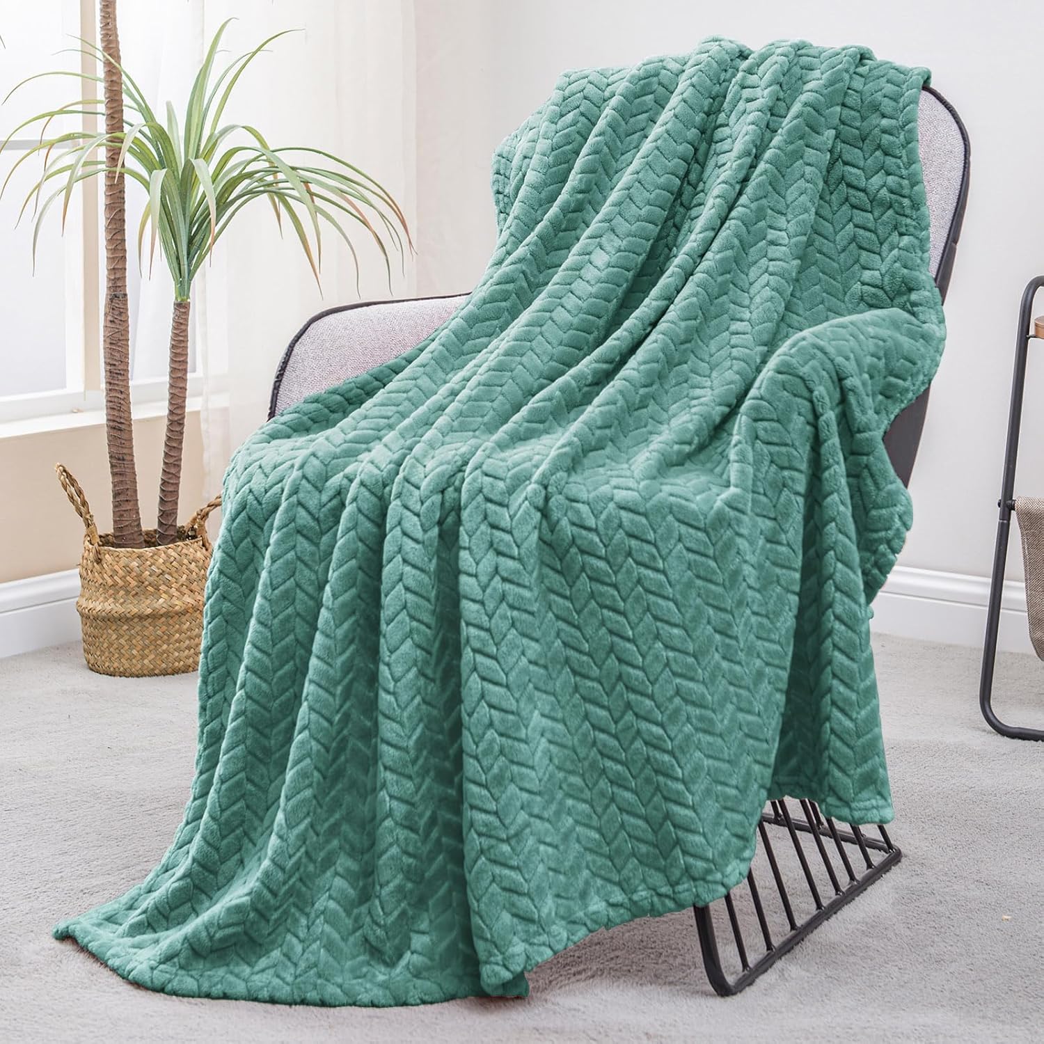Exclusivo Mezcla Fleece Throw Blanket for Couch and Bed, 50x70 Inches Soft Cozy Jacquard Flannel Blankets, Lightweight Fuzzy Plush Warm Throws for Women, Celadon