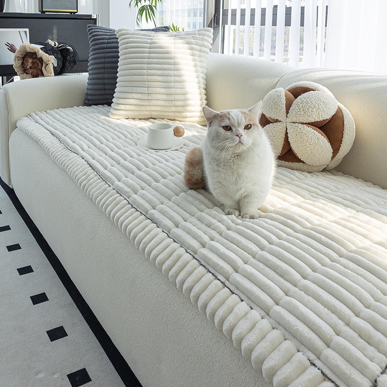 Partagez des moments complices : Housse de canapé douce amie des animaux beige