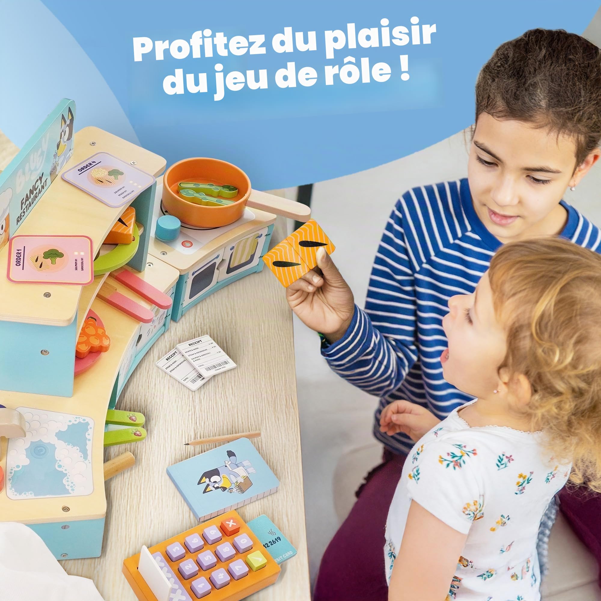Bluey - Set de Jeu de dinette Restaurant de Luxe - Cuisine en Bois pour Enfants avec Four, évier, réfrigérateur et Accessoires de Cuisine - Kit en Bois certifié FSC pour des Jeux de rôle imaginaires