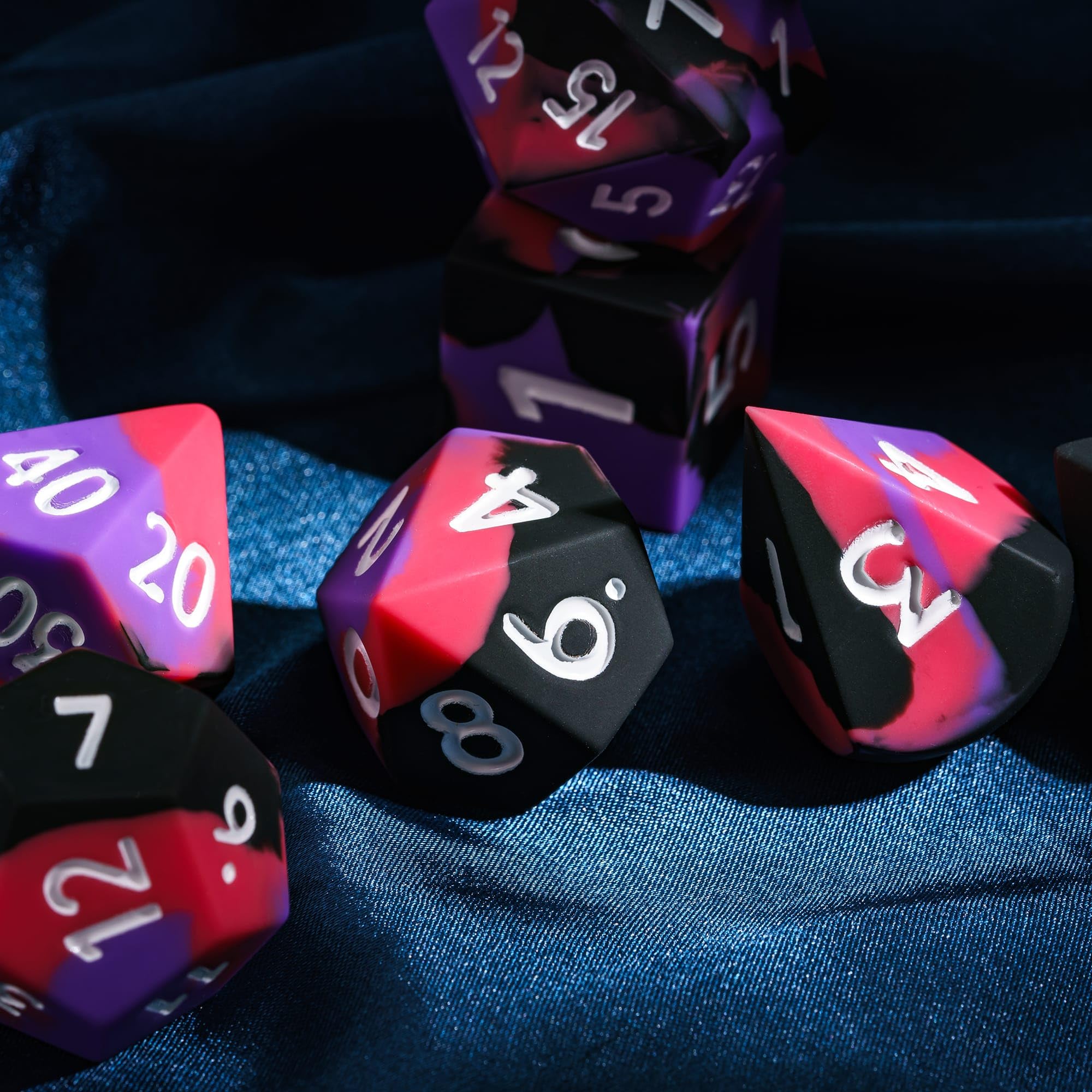 Set di 7 dadi jumbo in silicone per DND, 25 mm, con bordi rotondi, morbidi e perfetti, per giochi di ruolo di D&D, bar, pub, club, aule, feste (viola, nero, rosso)