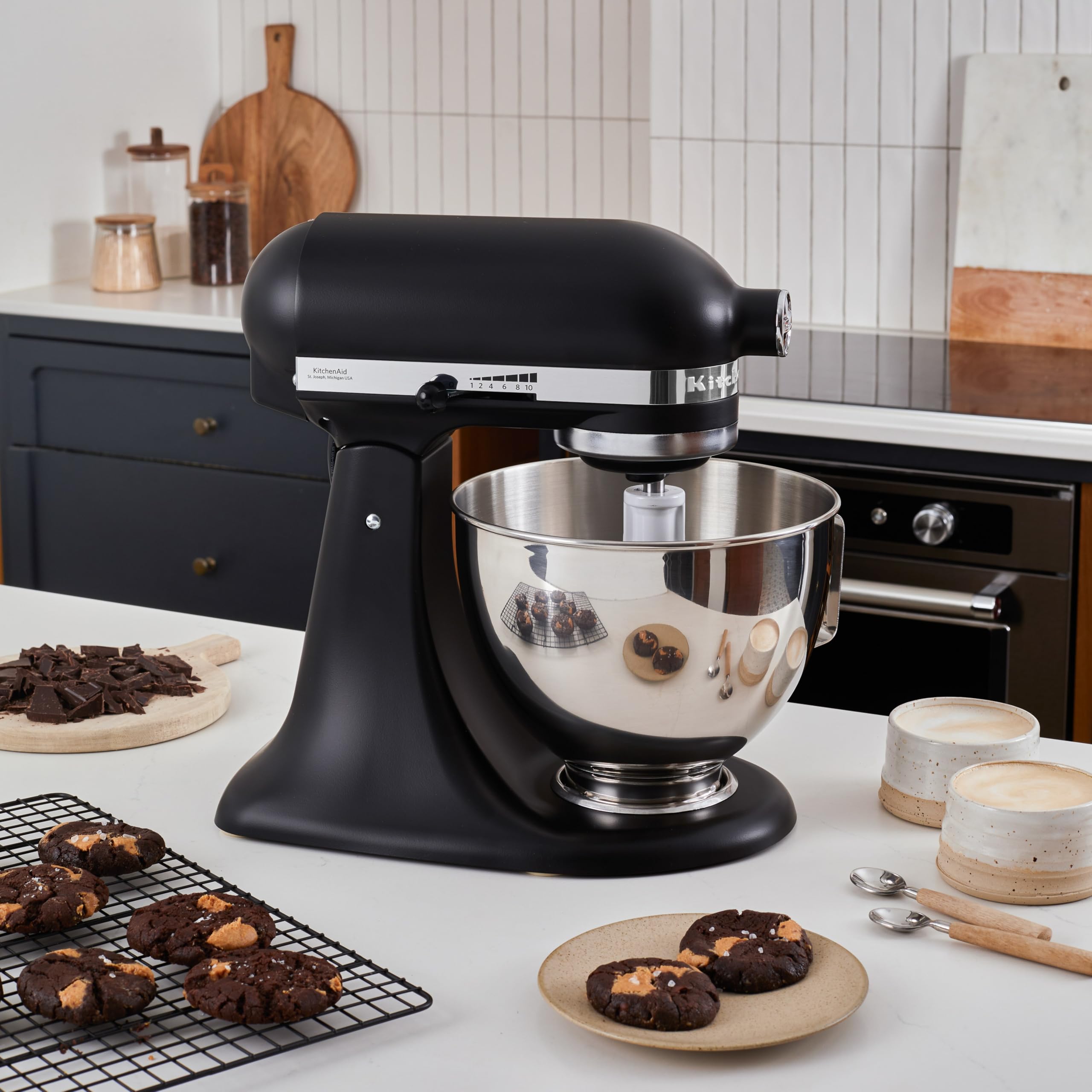 KitchenAid Classic 4,3L Küchenmaschine mit Schwenkkopf, 10 Stufen mit Sanftanlauf, Flachrührer, Knethaken & Schneebesen, Planetenrührwerk, 59 Schüsselkontaktpunkte, Black Matte