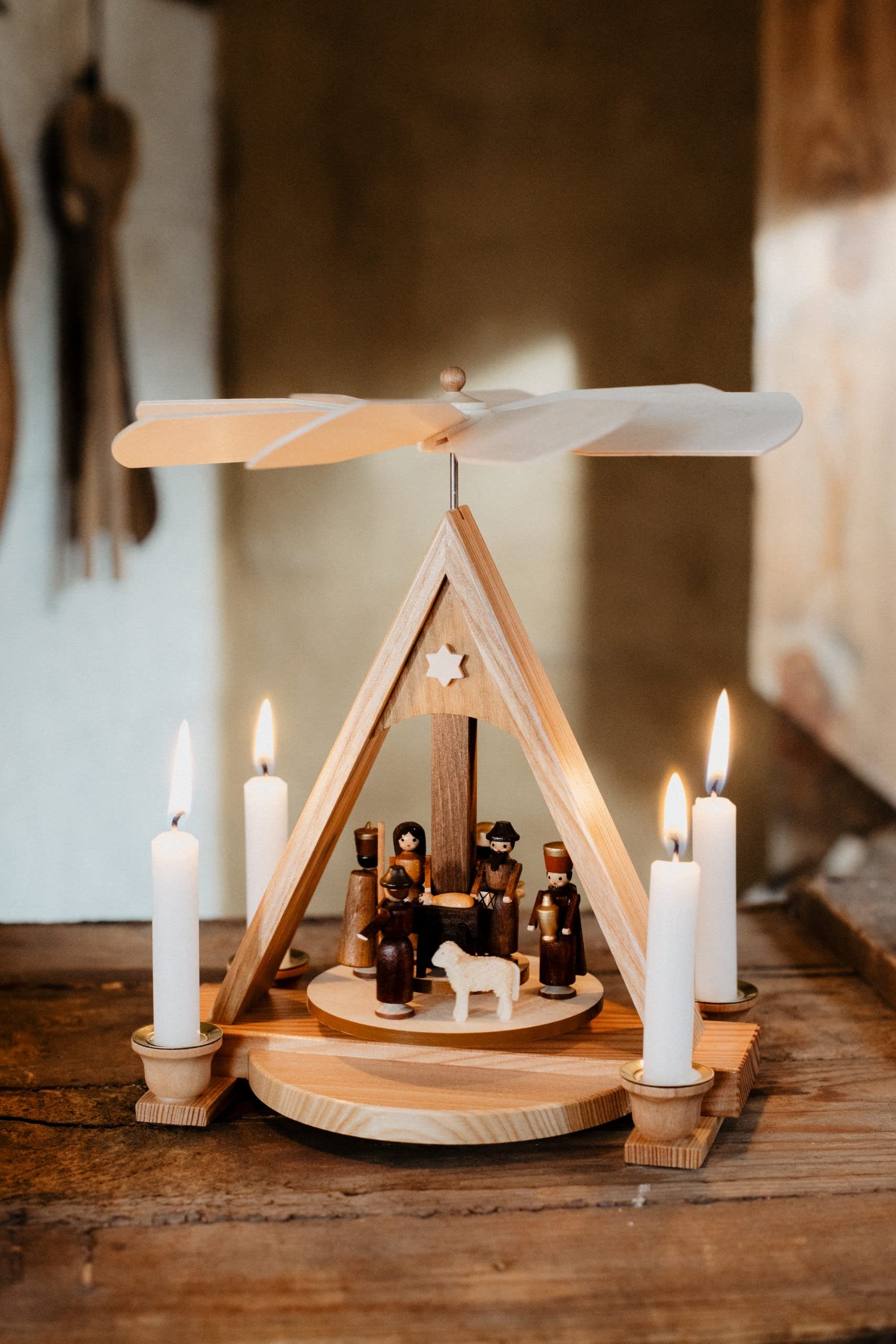 Pyramide de Noël naissance du Christ : le cadeau traditionnel en bois naturel