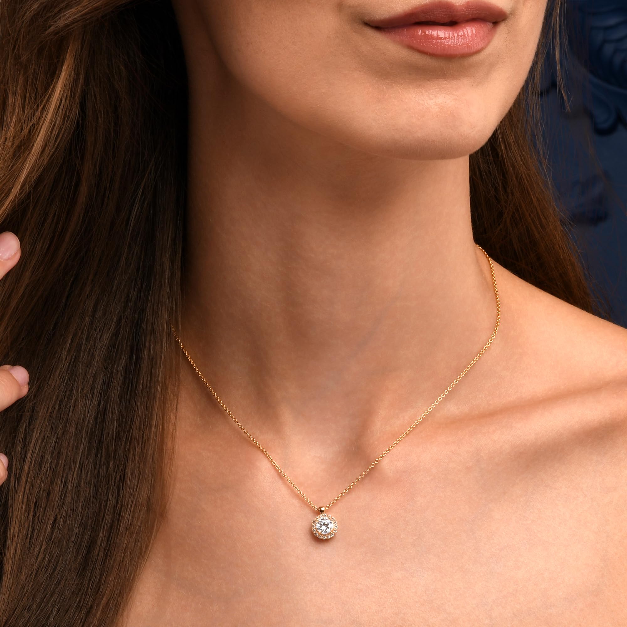 Diamond Treats Damen-Halskette aus 925er Sterlingsilber oder vergoldetem Silber mit rundem Zirkonia-Mittelstein und funkelndem Halo – elegante Silber- oder Gold-Halskette mit Geschenkbox