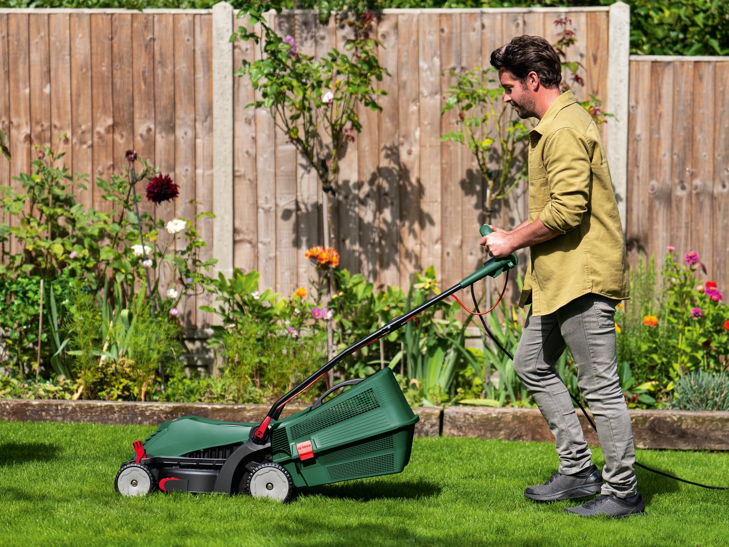 Bosch UniversalRotak 34-410 - Cortacésped con Cable (230 V, Ancho de Corte: 34 cm, Caja de césped de 40 litros, con peines de césped)