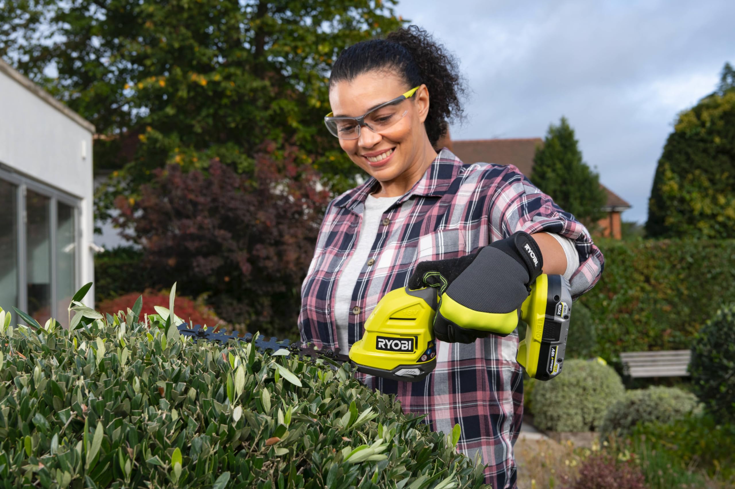 RYOBI One+ 18V Tijeras de césped y arbustos 2-en-1 RY18GSA-120T – Cuchillas SK5, Hoja 20 cm, Corte hasta 10 mm – Incluye batería 2,0 Ah, Cargador y Estuche