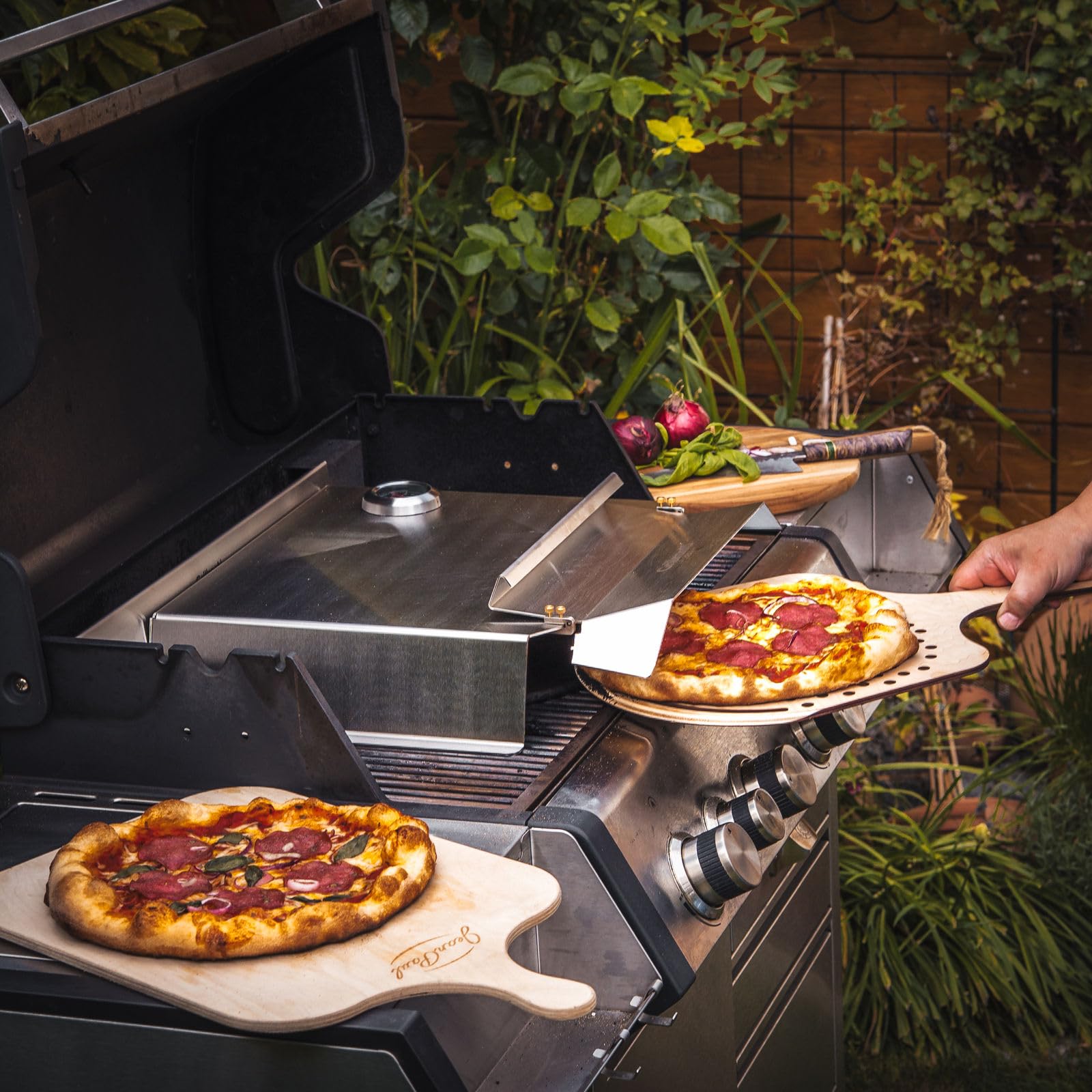 Grillrost.com Das Original Gasgrill Pizzaaufsatz | Pizza-Cover aus Edelstahl - perfekte Oberhitze für Deine Pizza wie aus dem Pizzaofen