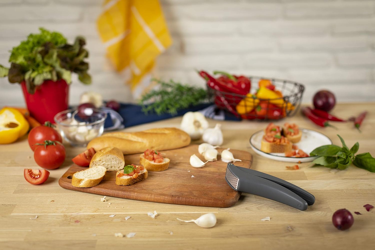 Kuhn Rikon Easy-Clean Garlic Press - Stainless Steel Garlic Crusher with Flip-Open Sieve, Ergonomic Lever, Fine Beveled Mince, Works with Peeled & Unpeeled Cloves