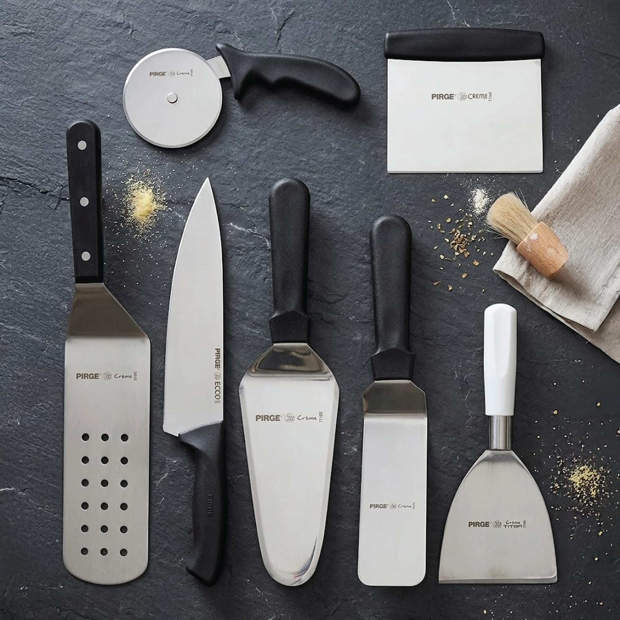 Set di utensili per pizzeria Pirge - Set professionale in acciaio inox da 7 pezzi per pizzaioli - Rotella per pizza, spatola, raschietto per impasto, coltello da chef e altro - Manico ergonomico