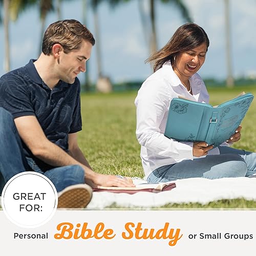 Miniatura 9 de Christian Art Gifts Funda de Biblia de moda para mujer, Proverbios de fuerza y dignidad, Proverbios 3125, piel sintética verde azulado, talla M