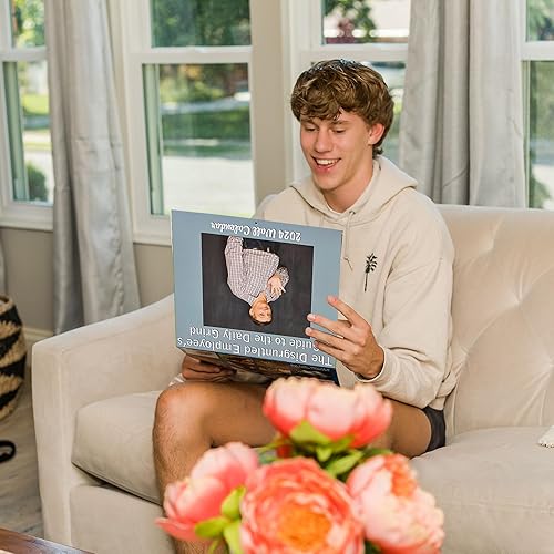 Miniatura 6 de Calendario mensual de pared 2024 The Disgruntled Employee's Guide to the Daily Grind  12 x 24  Divertido calendario deprimente de humor de oficina