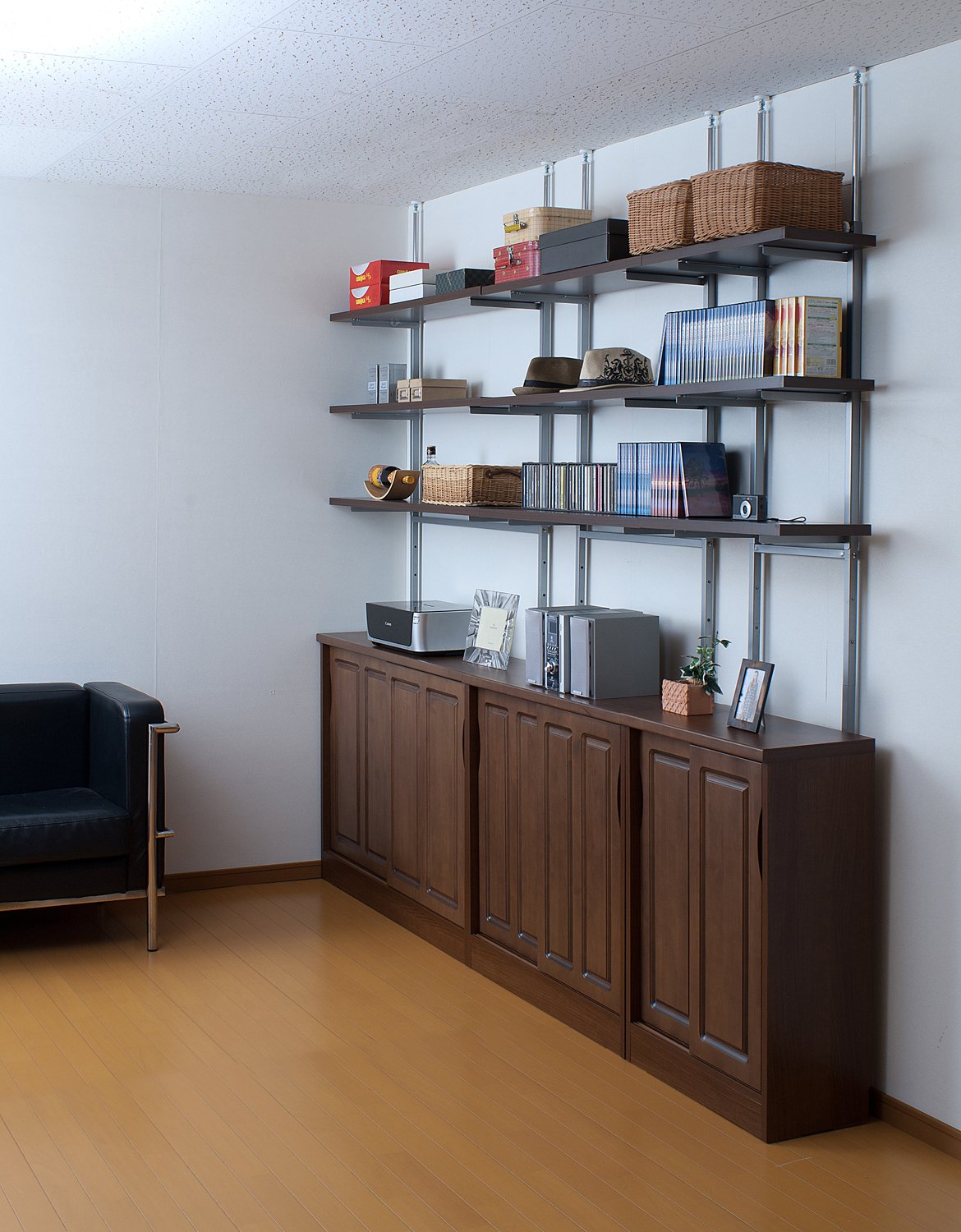 Amazon｜【日本製】壁面突っ張り収納ラック (幅60㎝棚3段, ダーク