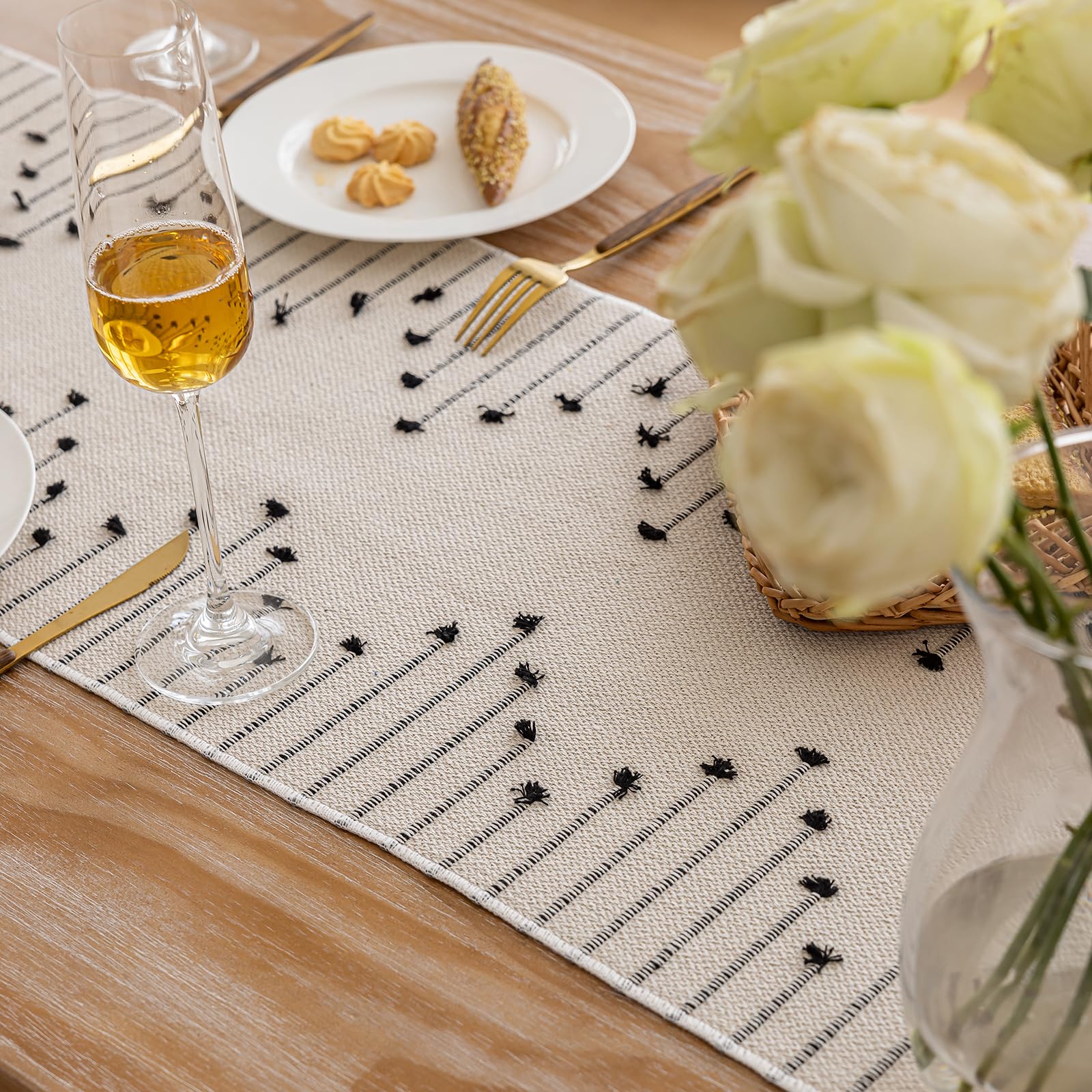 Joyfol Day Camino de mesa de algodón bohemio, camino de mesa a rayas de arpillera con borlas para decoración de mesa de comedor del hogar, bufanda tejida natural rústica (beige y negro, 13 x 108