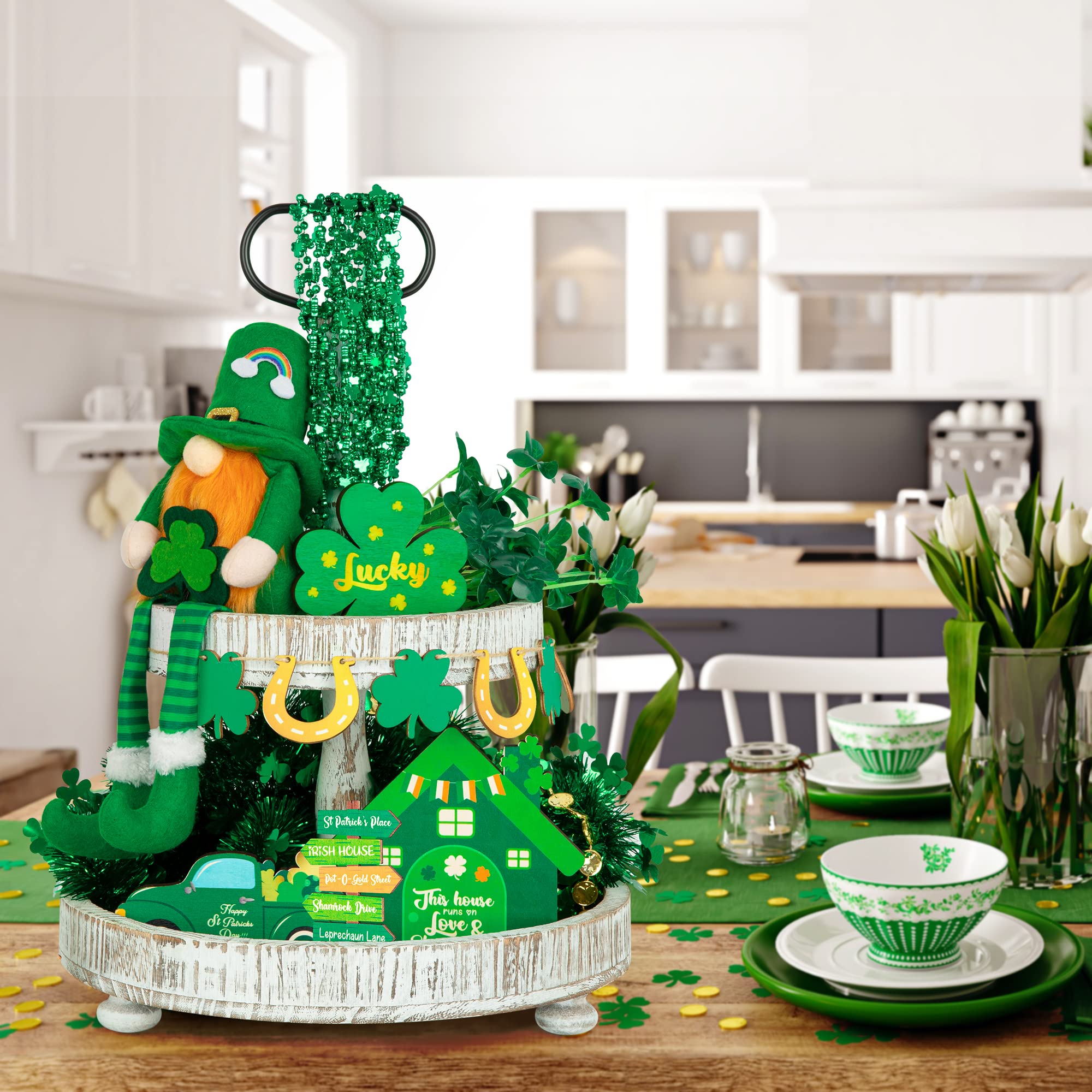 Los Tréboles Verdes Yacen Sobre Un Fondo De Hormigón. Día De San Patricio. Copiar Espacio 2022