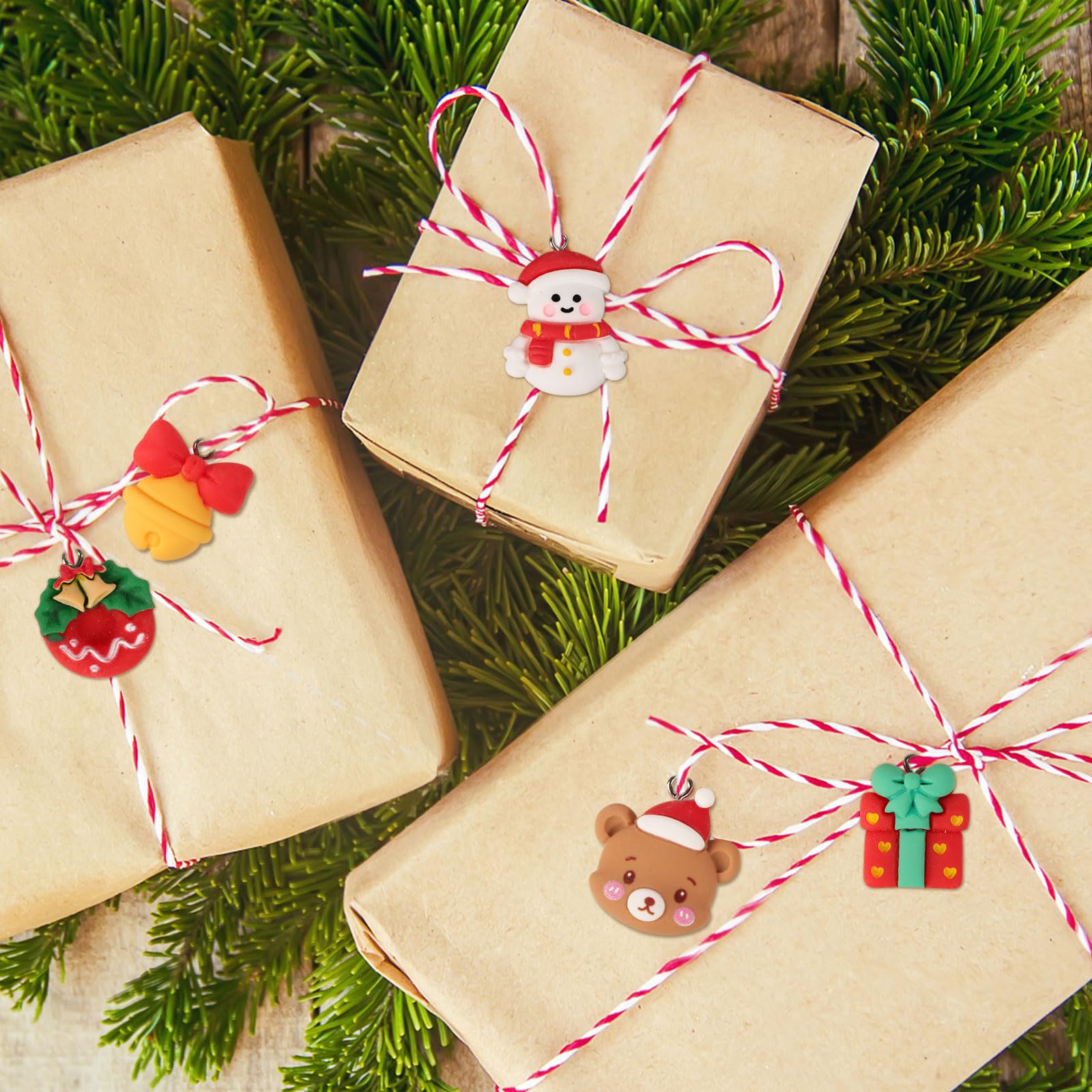 32pcs Mini Colgantes Resina Navidad Pequeños Figuras Navideñas para Manualidades Bricolaje Colgantes de Árbol Navidad Adornos Navideños en Miniatura