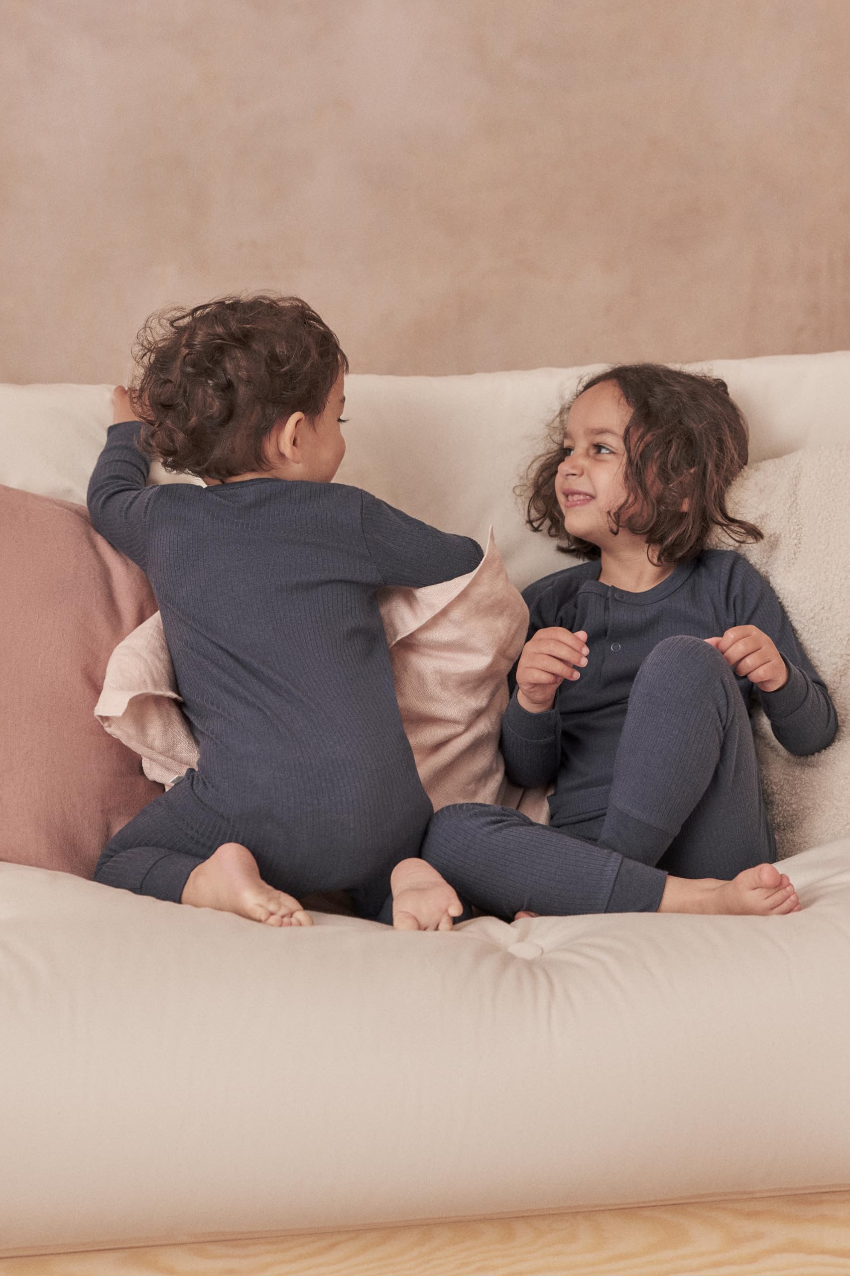 MORI Pigiama Intelligente a Coste per Neonato e Bambina in Blu Navy a Coste - Pigiama Organico con Cerniera bidirezionale - Comodo Pigiama con Piedini per Bambini - Neonato