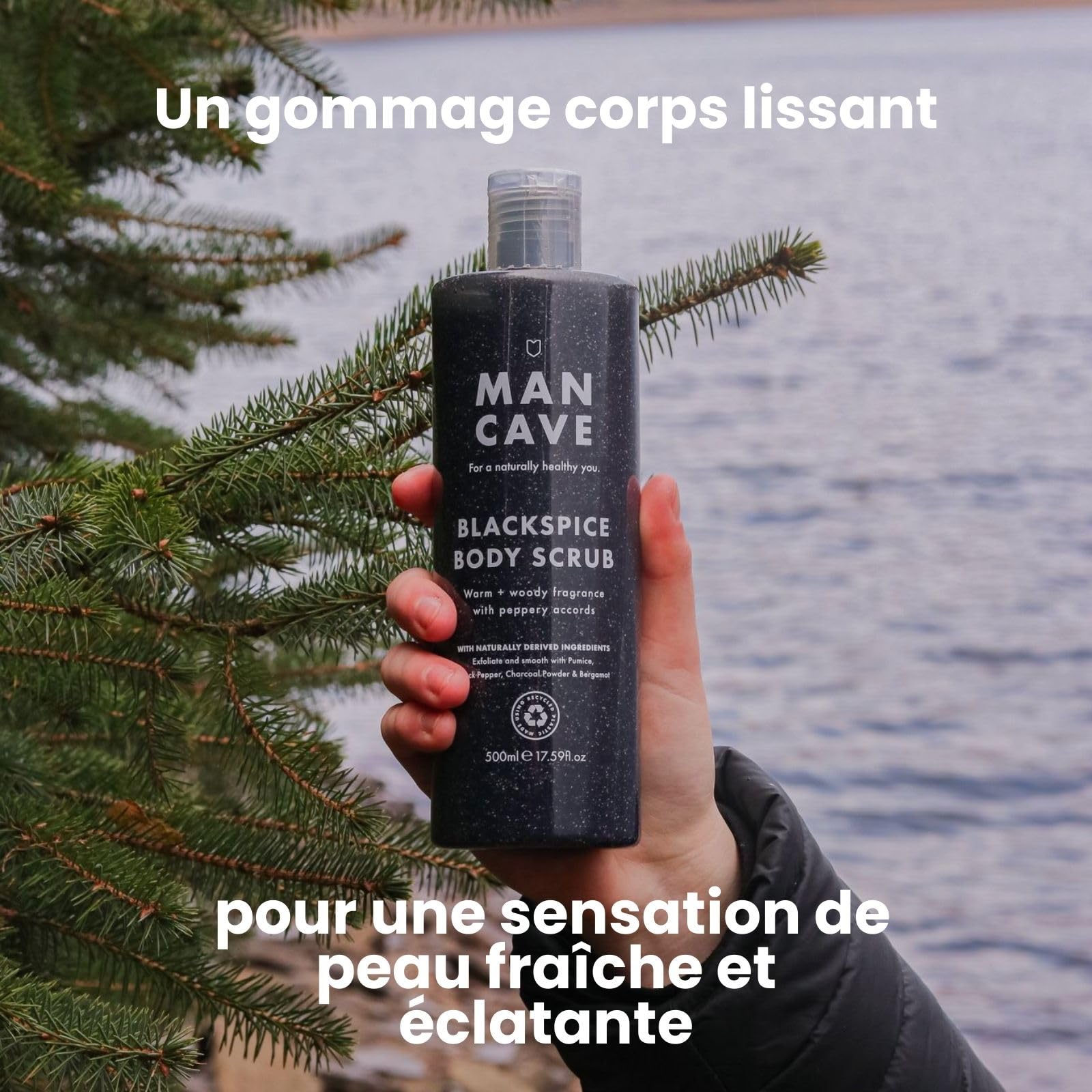 ManCave Blackspice Gommage corporel 500 ml pour homme, arôme chaud et boisé, exfolie et nettoie la peau avec poudre de pierre ponce et charbon de bois, formule naturelle, adapté aux végétaliens,