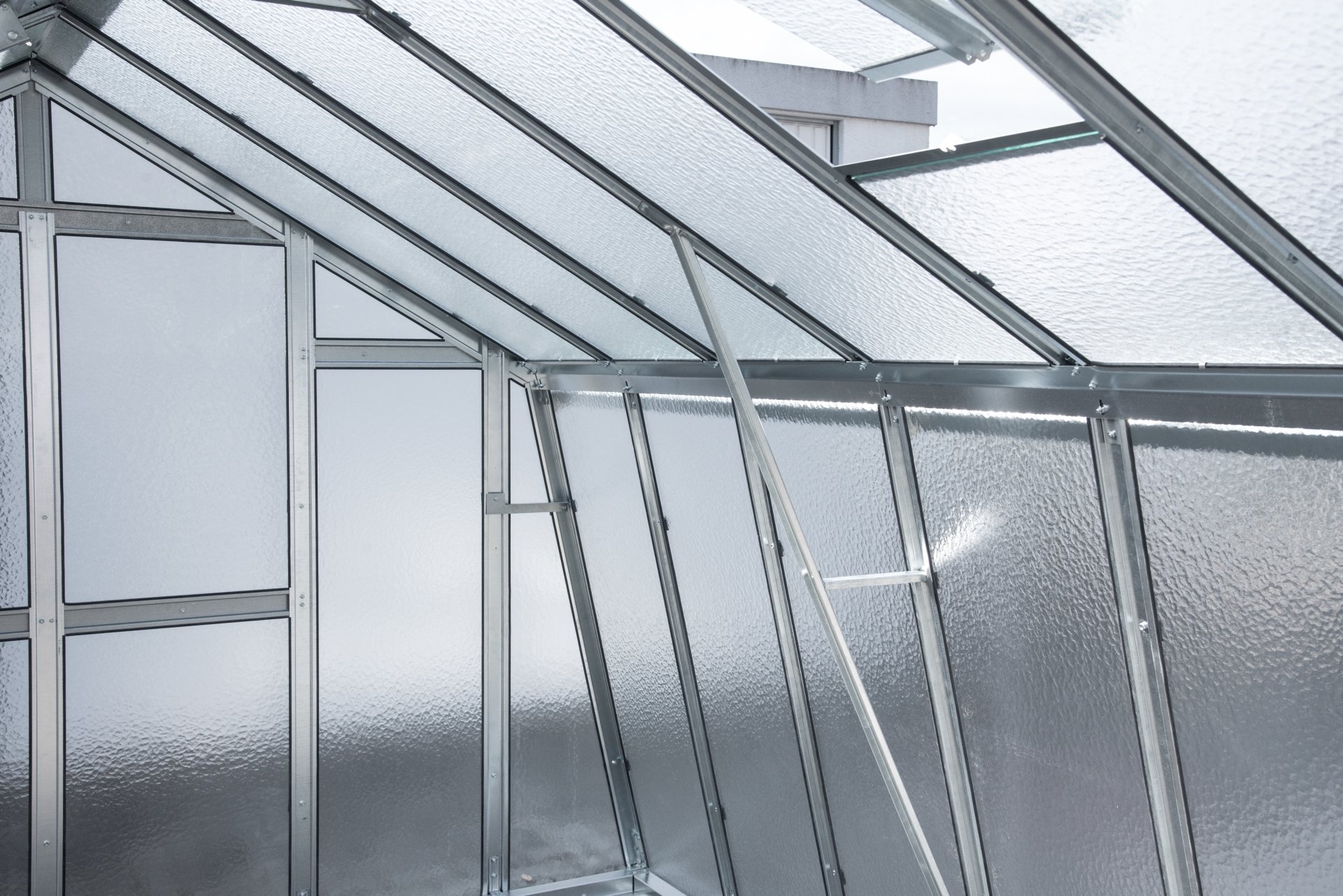 Gewächshaus Kärnten aus verzinkten Stahlblechprofilen und Nörpelglas, Breite 2,76 m x Länge 5,05 m = 13,90 m²