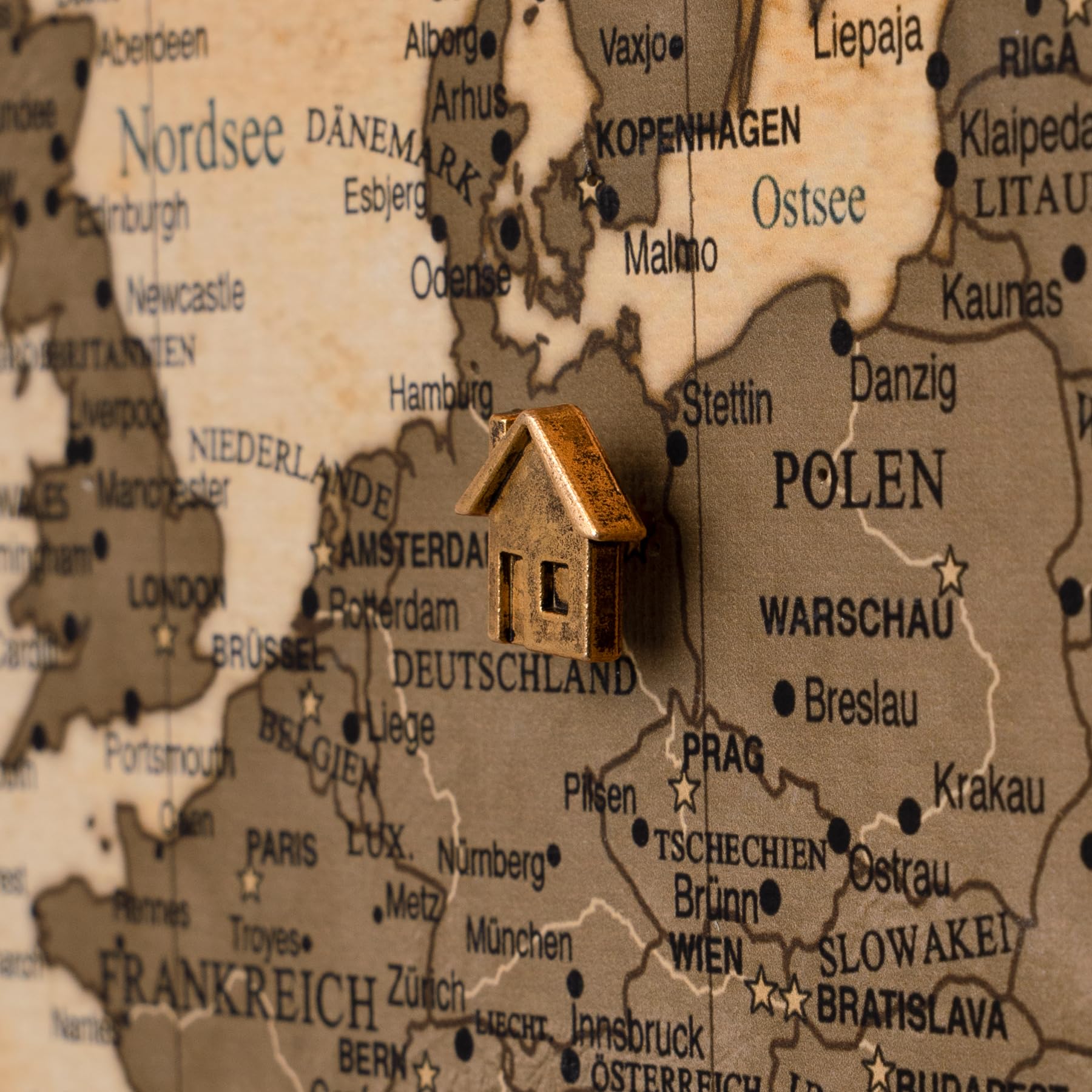 Hochwertige Canvas Weltkarte mit Kork-Pinnwand - Deutsche Beschriftung - Dekorative Wanddeko für alle Zimmer - Leinwandbilder mit Weltkarte Motiv (70x50 cm, Muster 1)
