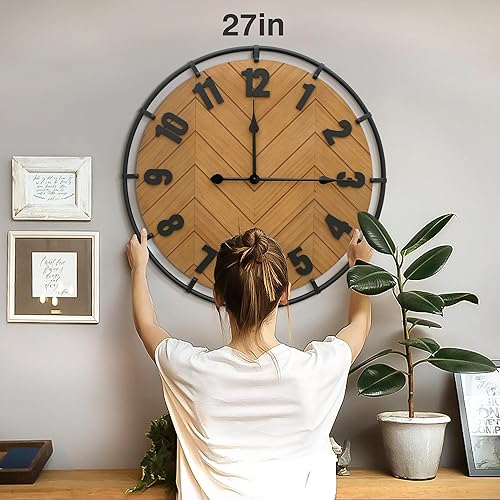 Miniatura 4 de Micasso Reloj de pared de granja grande reloj silencioso de madera antigua rústica de 27 pulgadas con círculo de metal y números grandes para sala