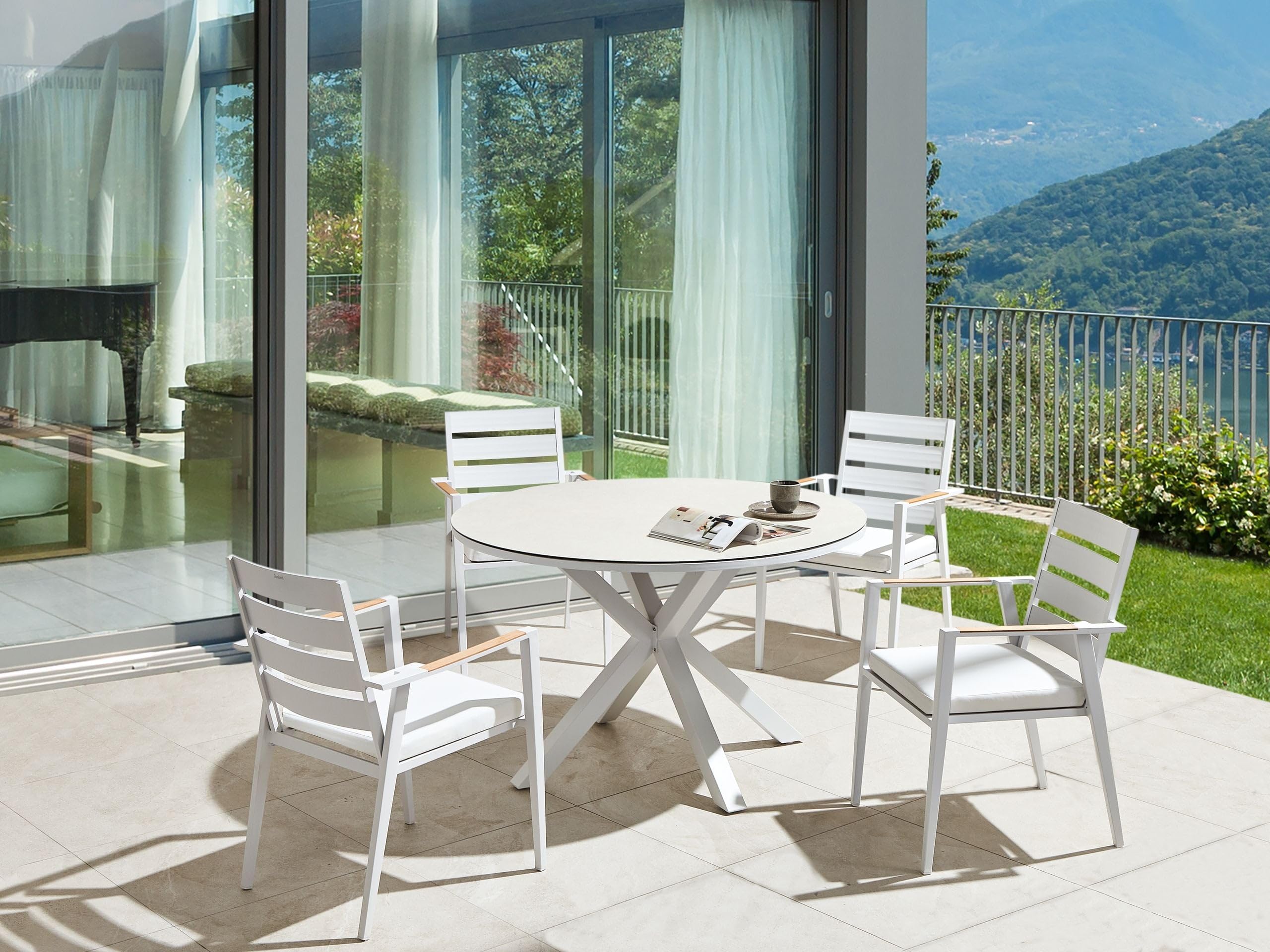 Beliani Tavolo da giardino in alluminio con gambe in alluminio e piano in vetro ceramico bianco