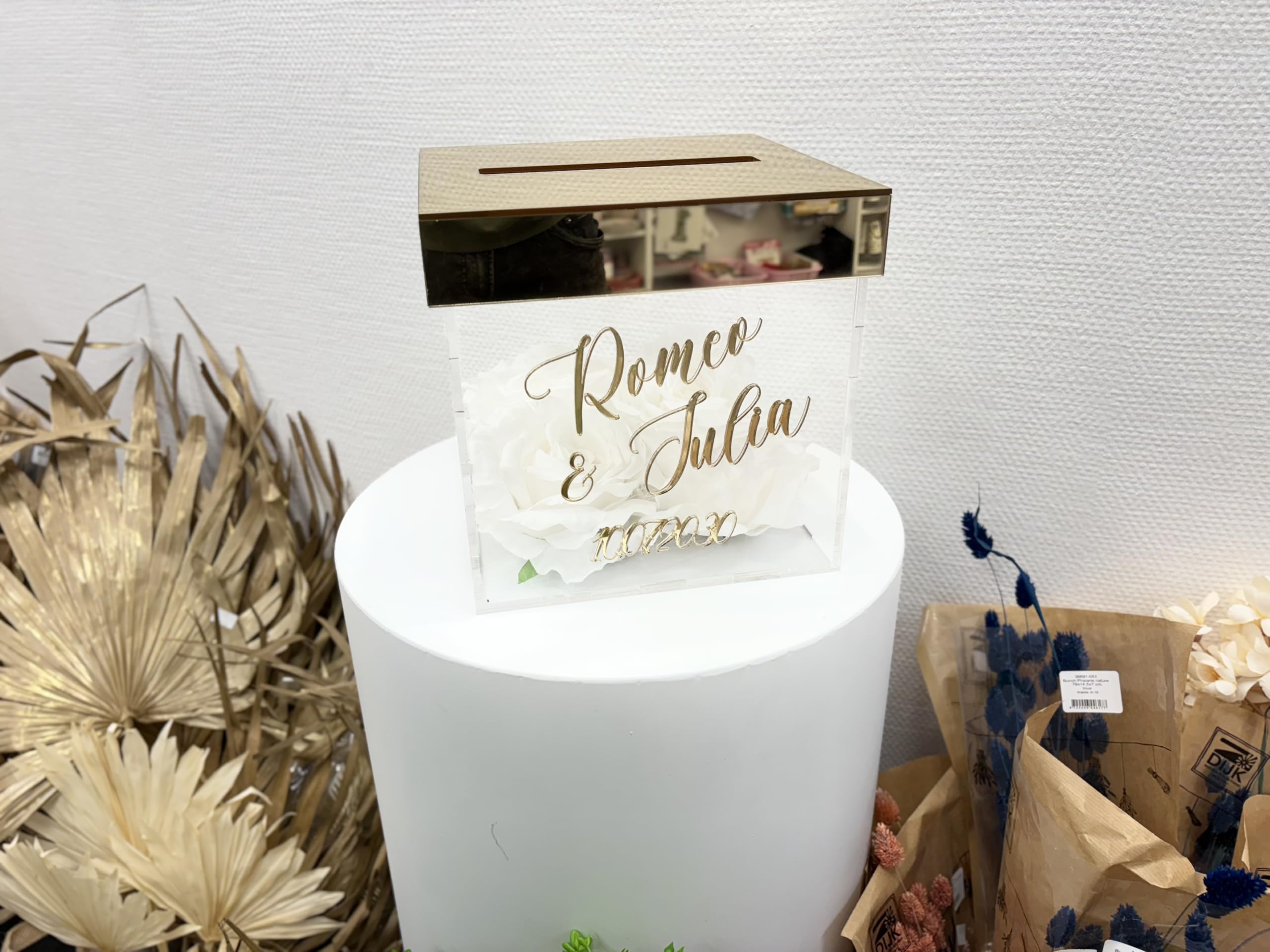 Happenings Personalisierte Hochzeitsbox für Umschläge aus Acryl – Goldspiegel, weiße Rosen, Namen des Brautpaares mit Datum – Elegante Kartenbox für die Hochzeit