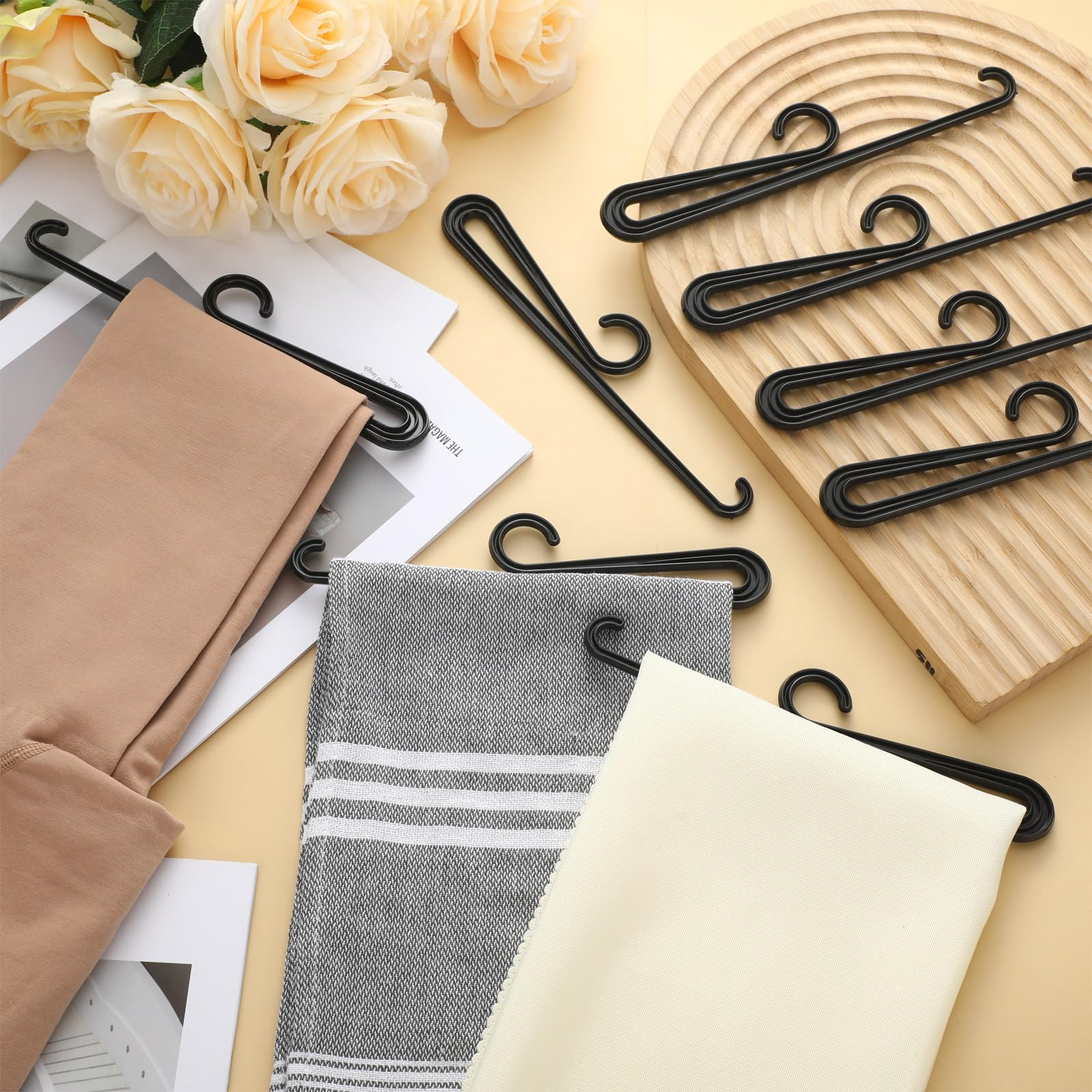 DoubleFill 100 perchas de plástico para bufandas con barra curvada de 7.9 pulgadas, ganchos de exhibición de bufandas, perchas negras de cuello corto para boutiques, tiendas y espectáculos de