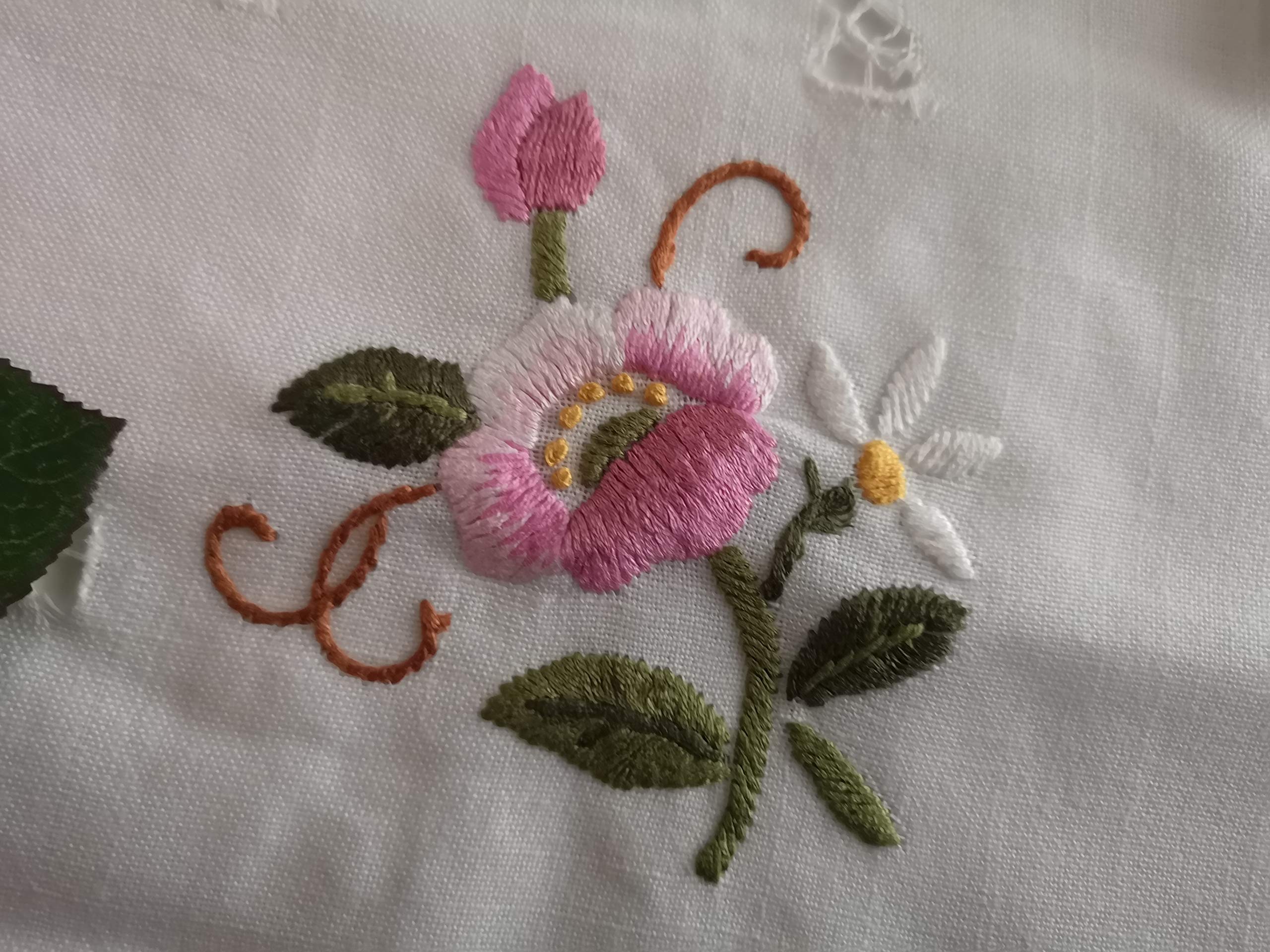 Elegante mantel x 12 de mezcla de lino (40 % lino 60 % algodón) con bordado de flores a mano en punto completo.