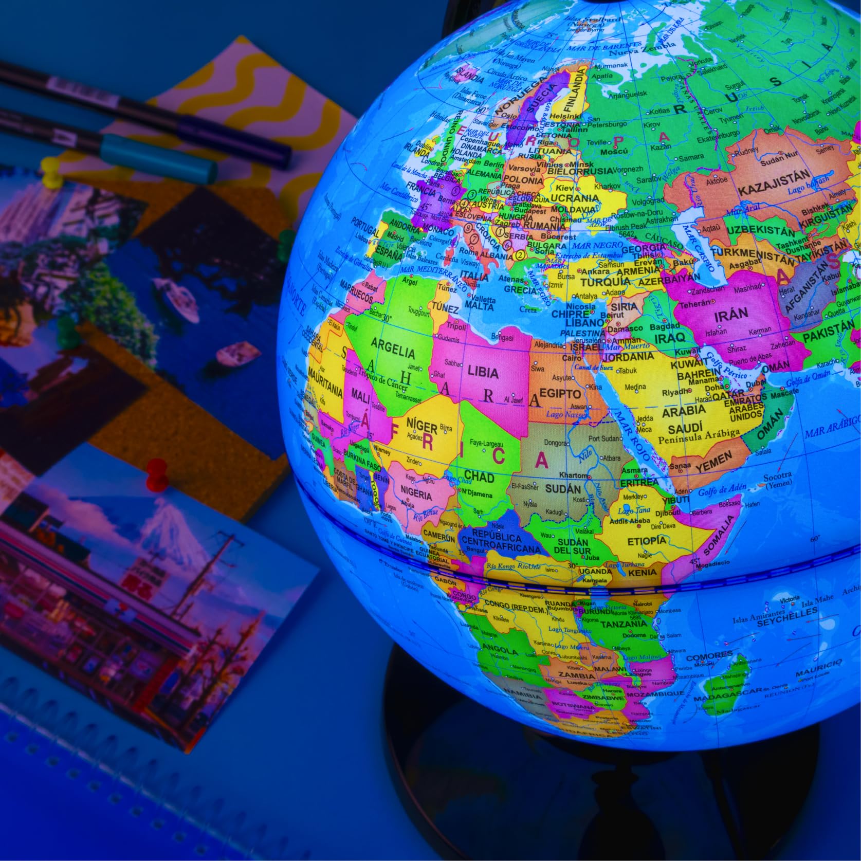 Raylu Paper Globo Terráqueo Azul de 20cm con Luz y Cable USB, Bola del Mundo Iluminada Giratoria en Español con Cartografía y Meridiano, Esfera del Mundo para Aprendizaje y Decorativo (Azul, 20cm)