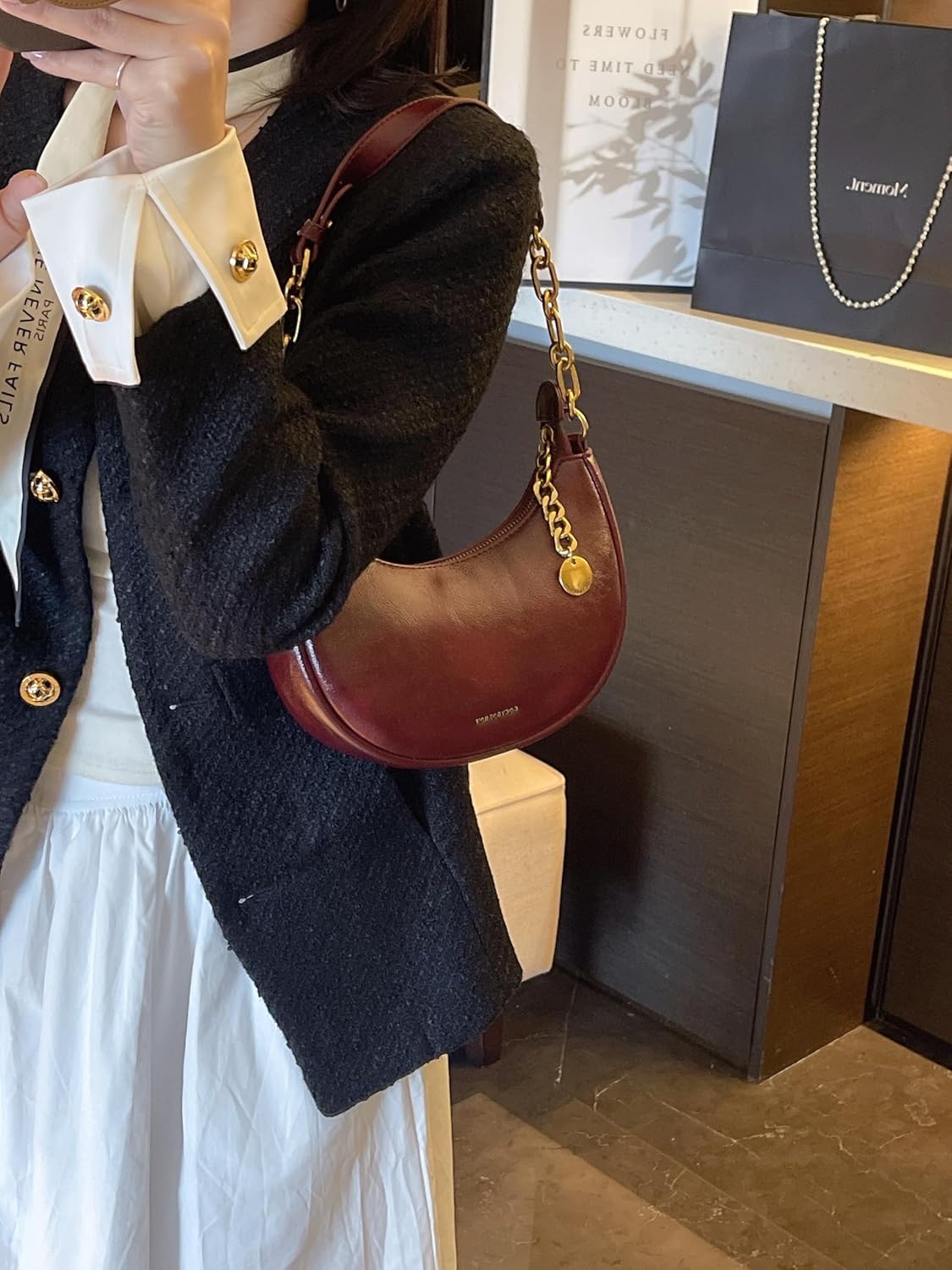 Women's Crescent-Shaped Shoulder Bag Elegant PU leather crossbody bag with gold chain, suitable for everyday wear and travel