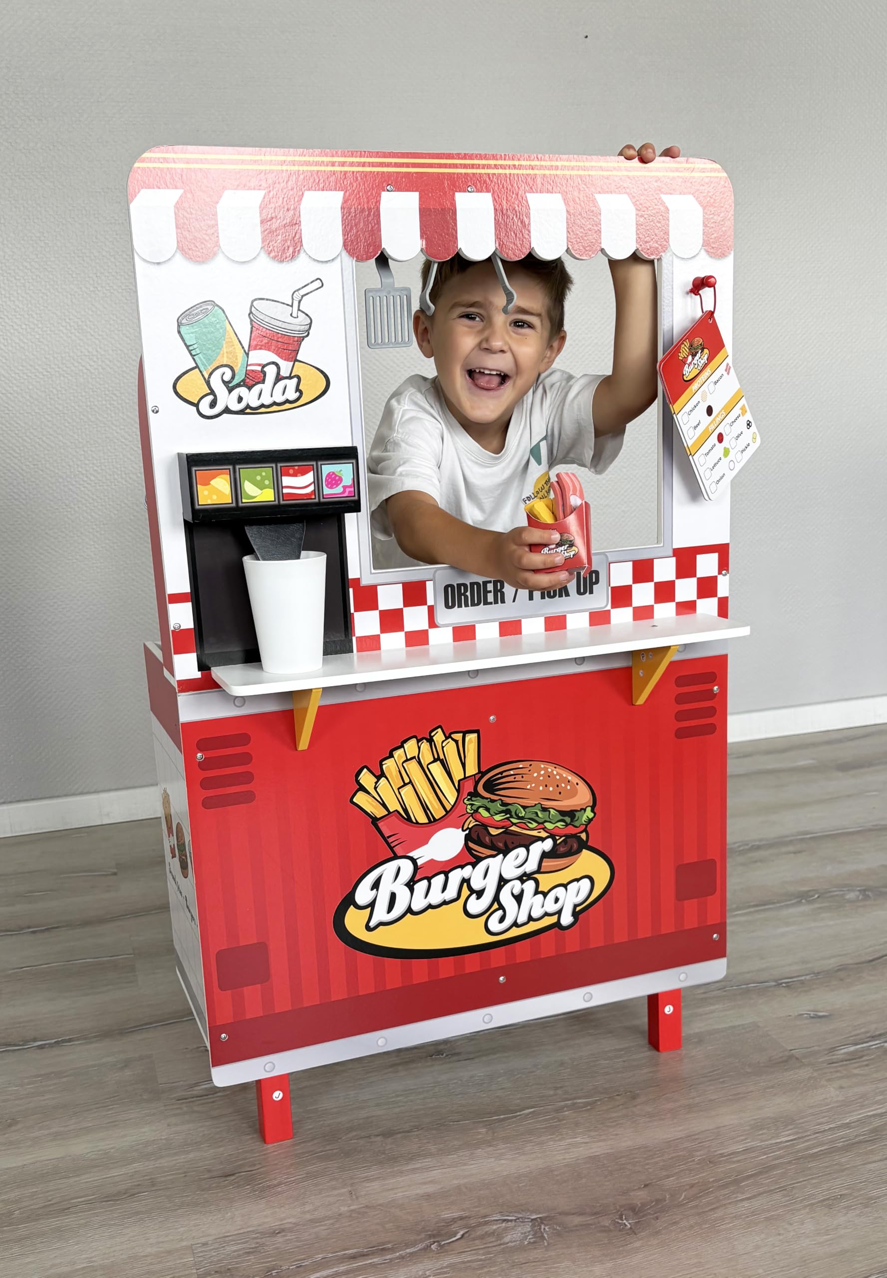 Bayer Chic 2000 Burgerladen | Holz | Mit Grill, Fritteuse & Getränkestation | Realistischer Burgerladen aus Holz. Inkl. Grill, Fritteuse & Getränkespender. Fördert Rollenspiel & Kreativität ab 3 Jahren.