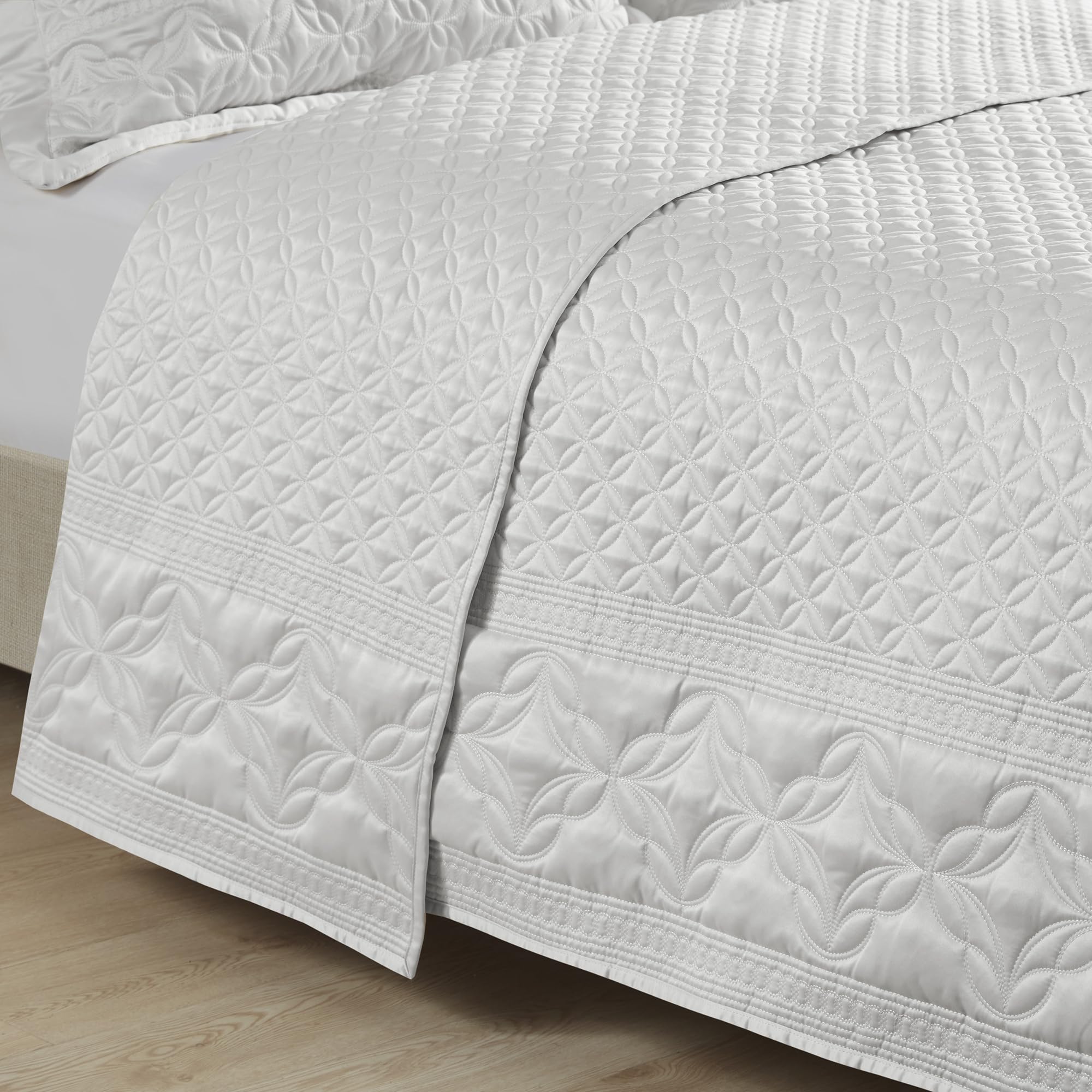 Croscillのブランケットカバー Amazon.com: Croscill King Comforter Set, Luxe Chenille