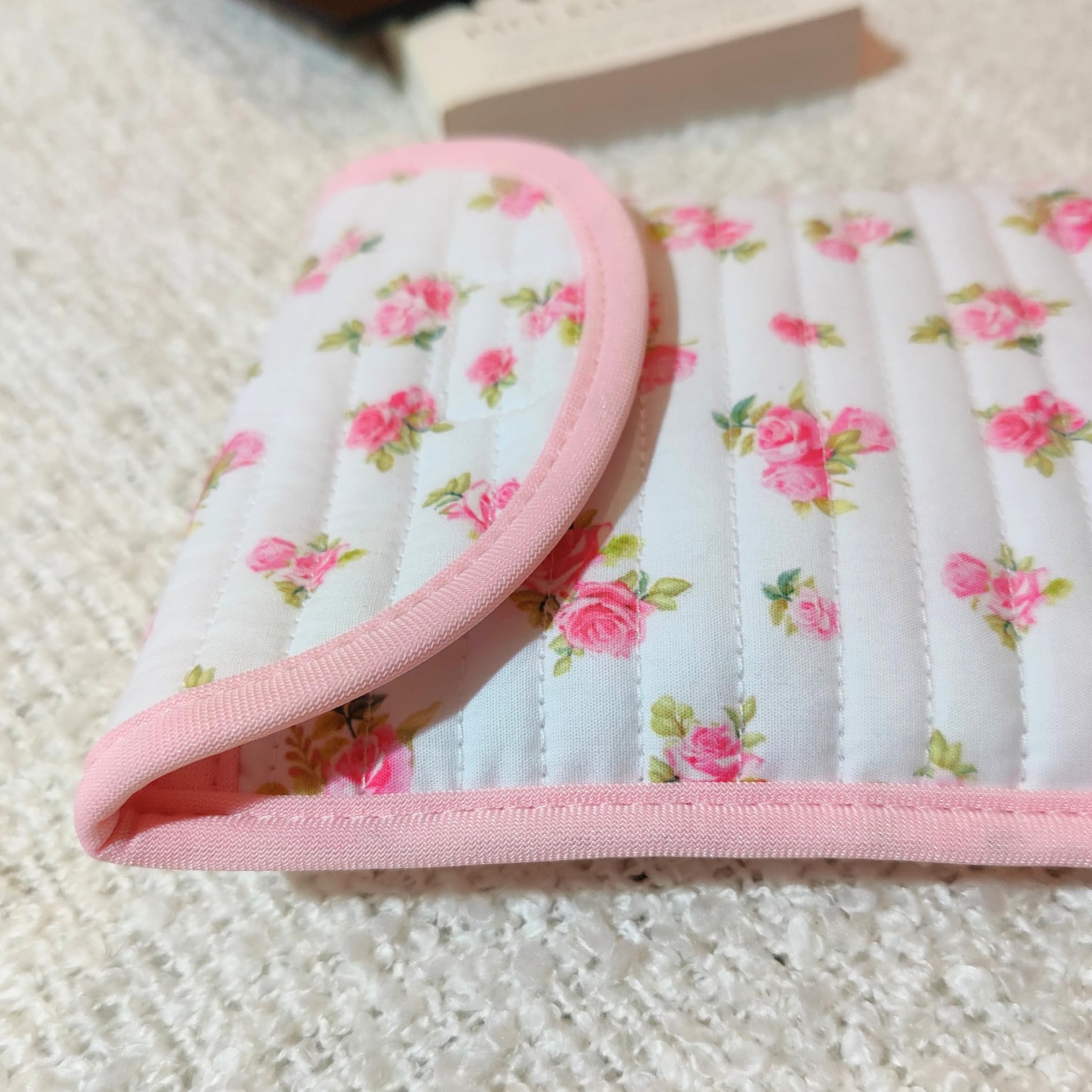 Custodia trapuntata per Kindle - Custodia imbottita in cotone per e-reader con imbottitura e chiusura in velcro, compatibile con Kindle Basic, Paperwhite e ColorSoft (Petal Whisper, bianco)