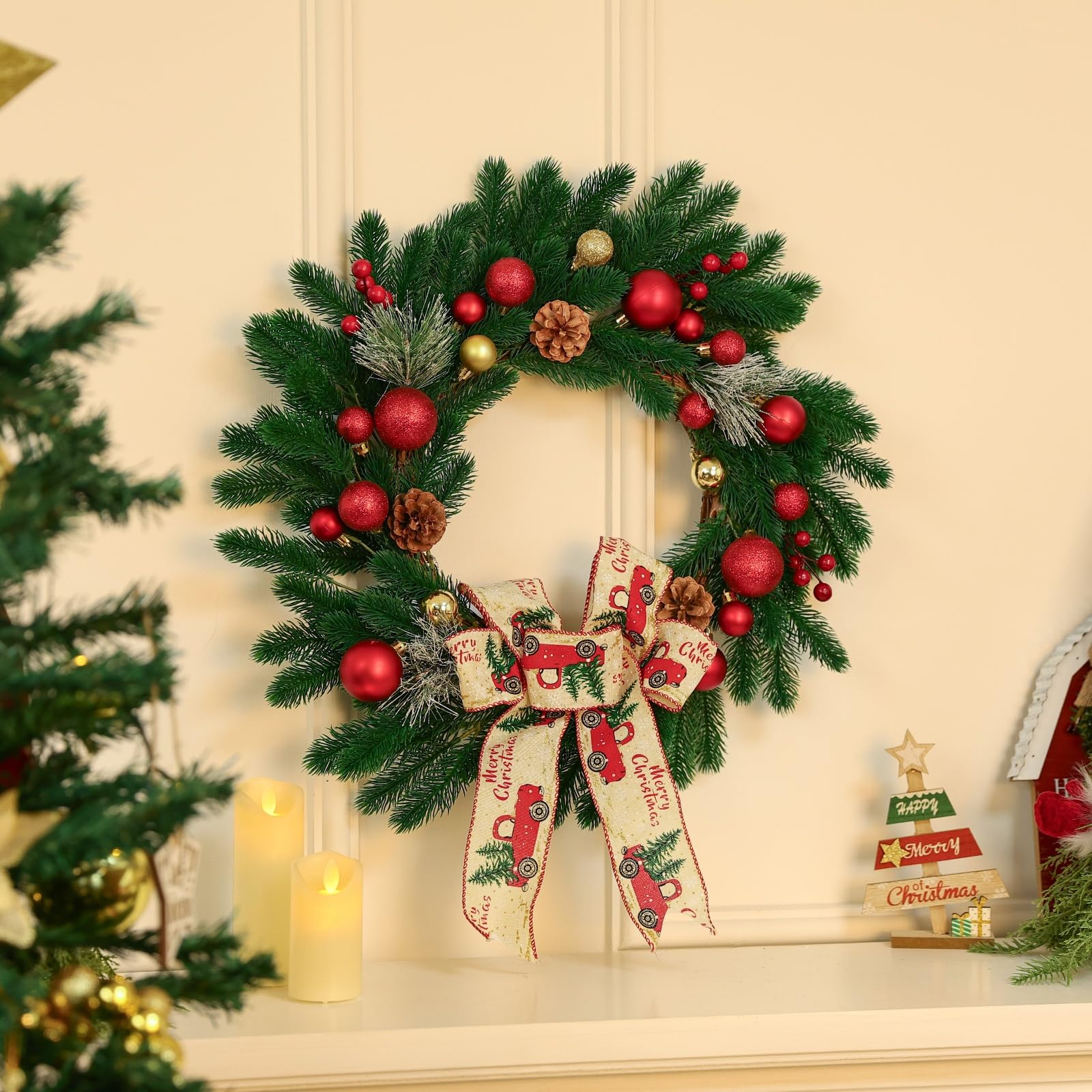 Coronas artificiales de Navidad de 22 pulgadas, corona decorativa duradera para colgar con conos de pino, bayas rojas, lazo a cuadros de búfalo, adornos de bolas para decoración navideña del