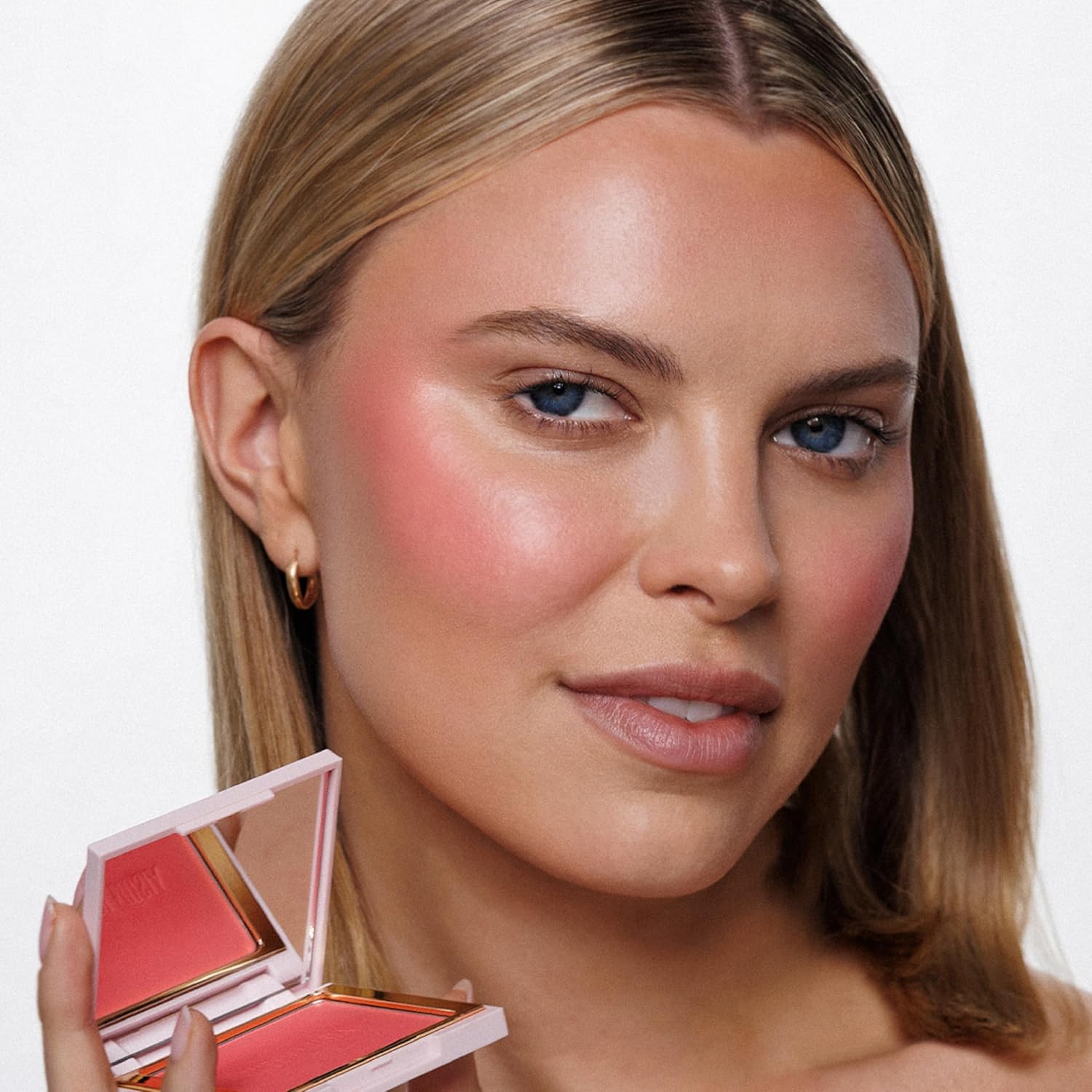 QUEEN MUSIA Plaisir Nostalgique Hybrid Blush –– Longwear, Powder-Cream Hybrid, Blurring, High Pigment, Filtered Skin, Skincare Base, Iconic Colors, Buildable, Lightweight (PORTRAIT OF AN ARTIST)