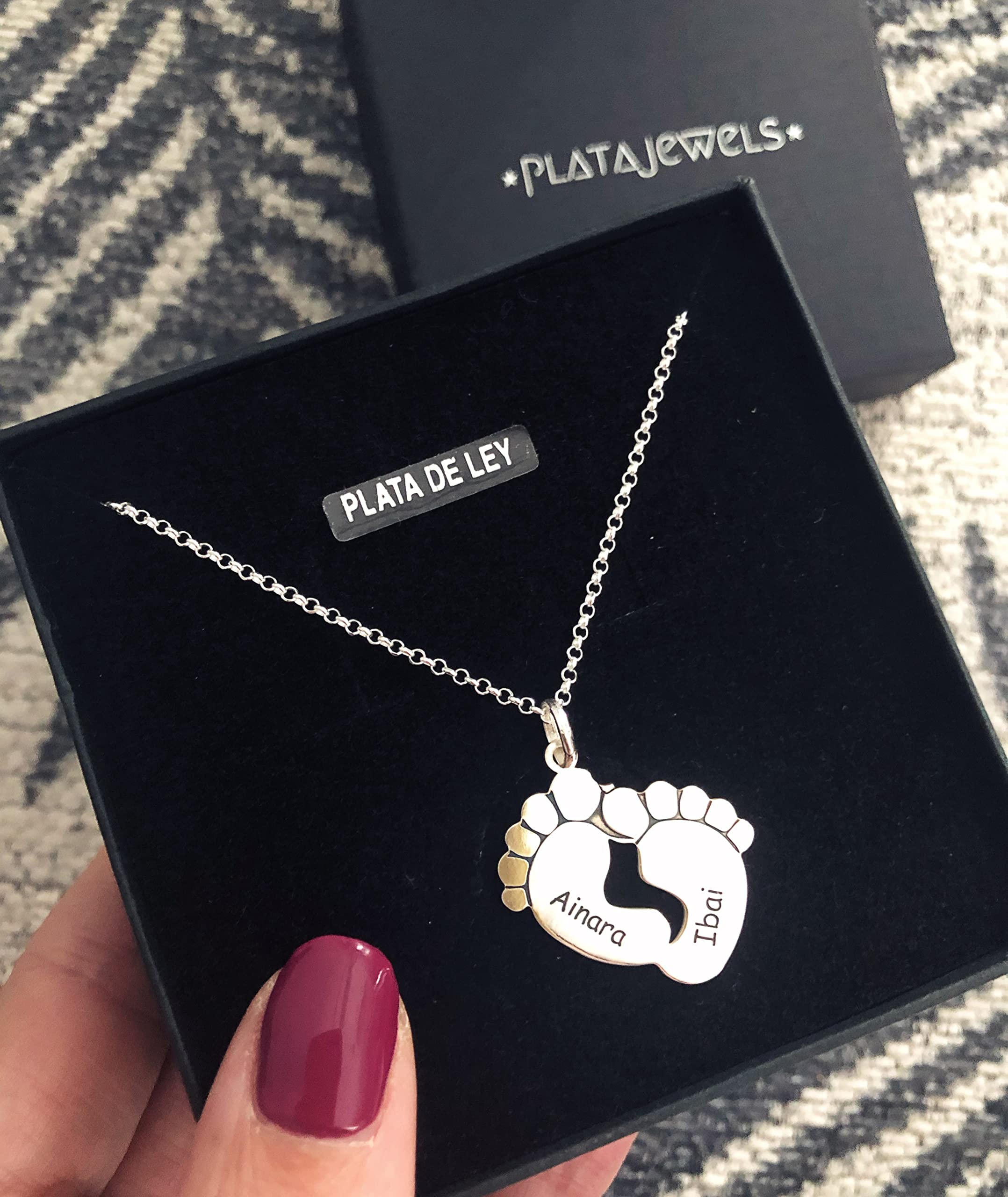Colgante Pies Bebe Personalizado con Nombre o Fecha de Plata de Ley 925. Regalos Originales para Mujer. Collar ideal para Madres Primerizas. Graba nombre y fecha de Nacimiento de tu Bebé