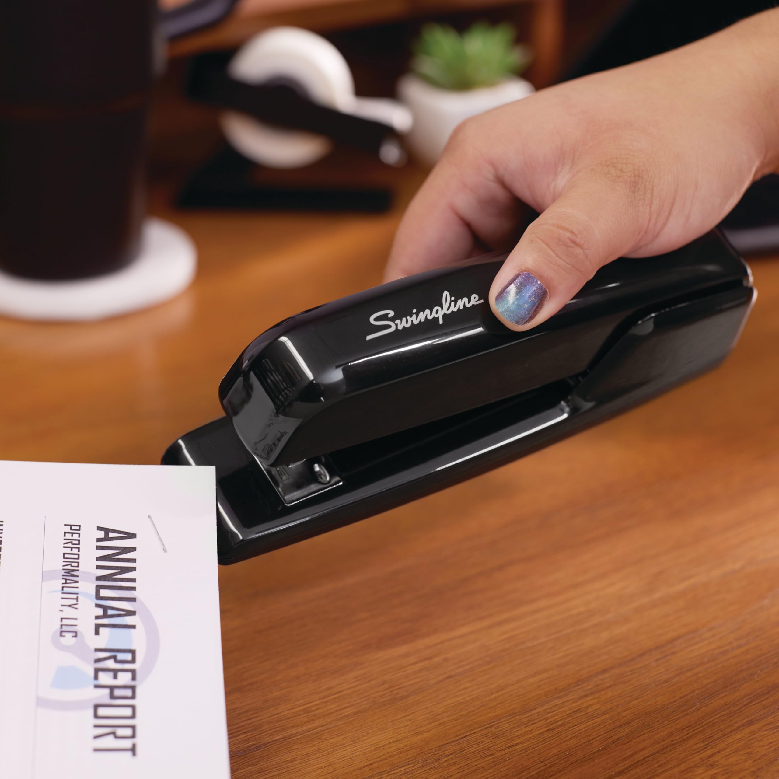 Swingline Zszywacz, 747 kultowy zszywacz biurkowy, antybakteryjny, pojemność 25 arkuszy papieru, wytrzymały zszywacz do biurowych biurowych lub domowych materiałów biurowych, czarny (74741)