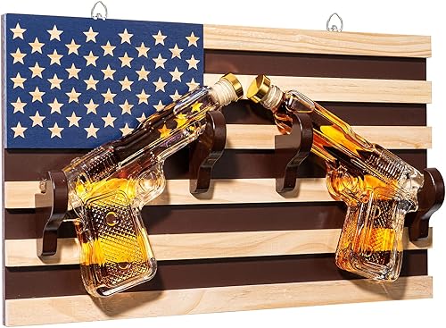 The Wine Savant - Juego de 2 decantadores de whisky con pistola de 10.11 onzas líquidas en estante de pared con bandera estadounidense por The Wine