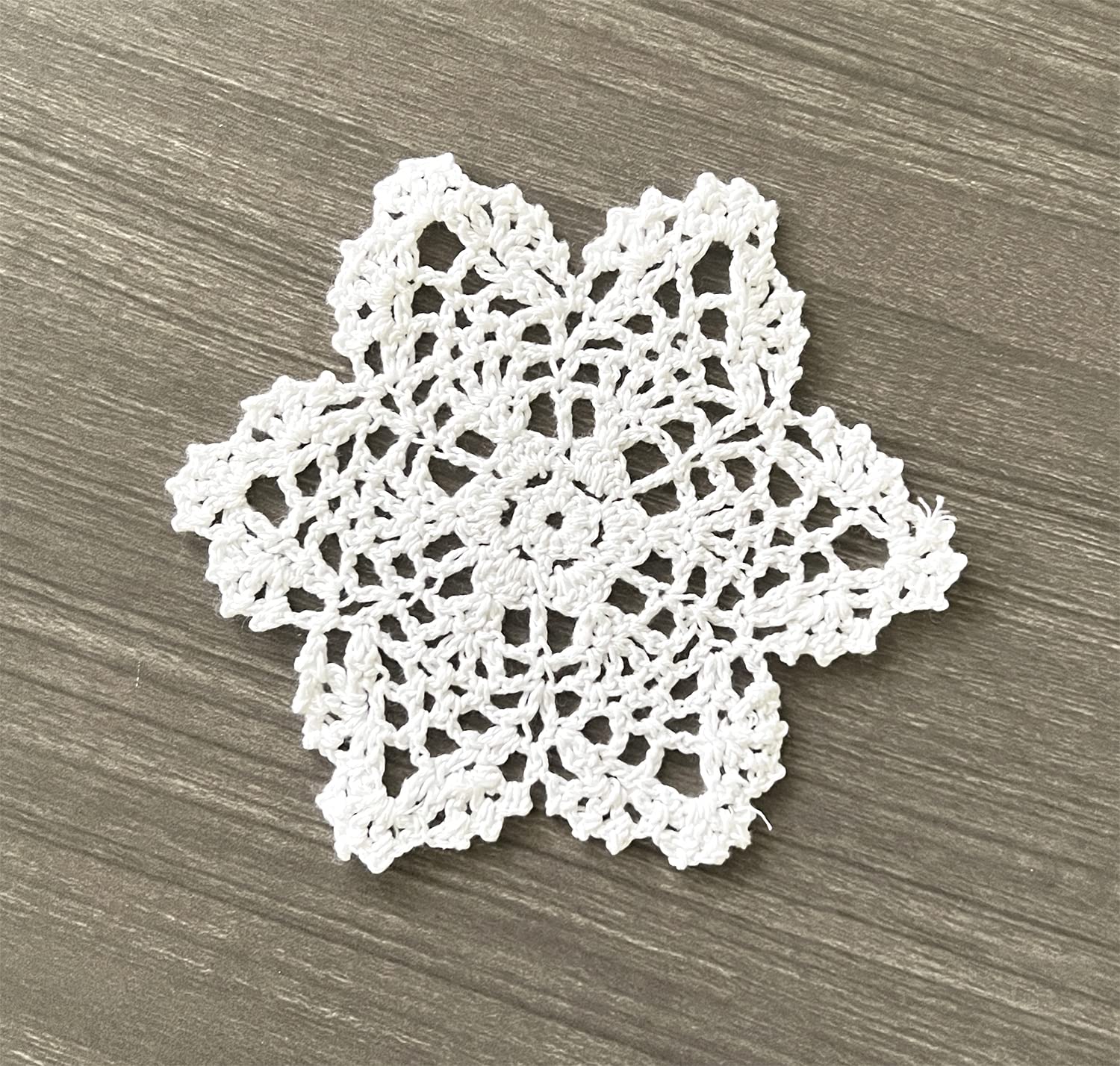 Fennco Styles Handmade Crochet Lace Pineapple White Doily. 4 Inch Round. 100% Cotton. 4 Pieces.