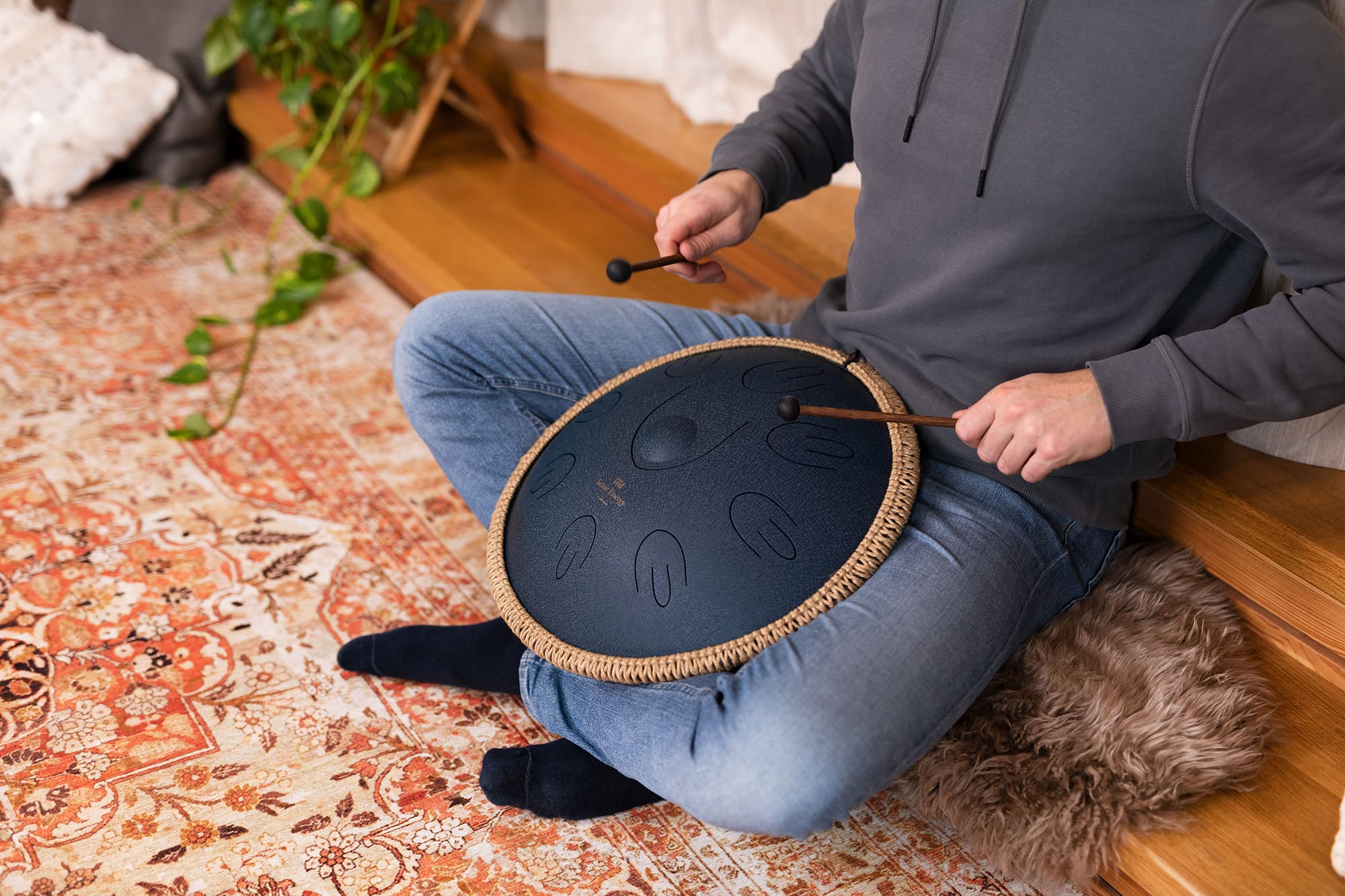 Sonic Energy Steel Tongue Drum – Octave Tank Drum 16 pouces en Ré Amara – pour la méditation, le yoga, la percussion - revêtement acier navy blue- inclus mailloches et sac (OSTD2NB)