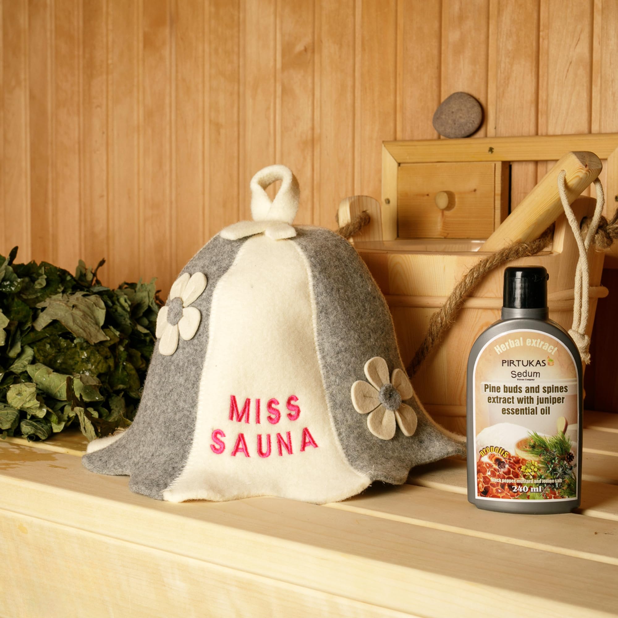 Chapeau de sauna blanc feutre de laine bio pour bania russe avec broderie