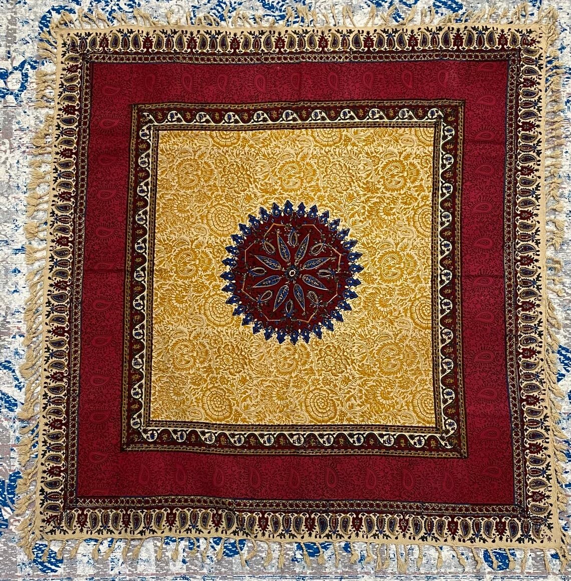 Chemin de table victorien floral de style Baik pour magnifier vos repas de fête