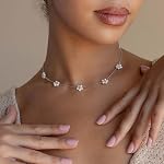 SmileBelle Pearl Colliers, Daisy Pearls Choker pour les femmes Pearl Collier de fleurs en argent et en or Choker pour les adolescents, Cadeaux d'anniversaire de Daisy Argent 3 Perles Collier blanc comme cadeau de bride de bal