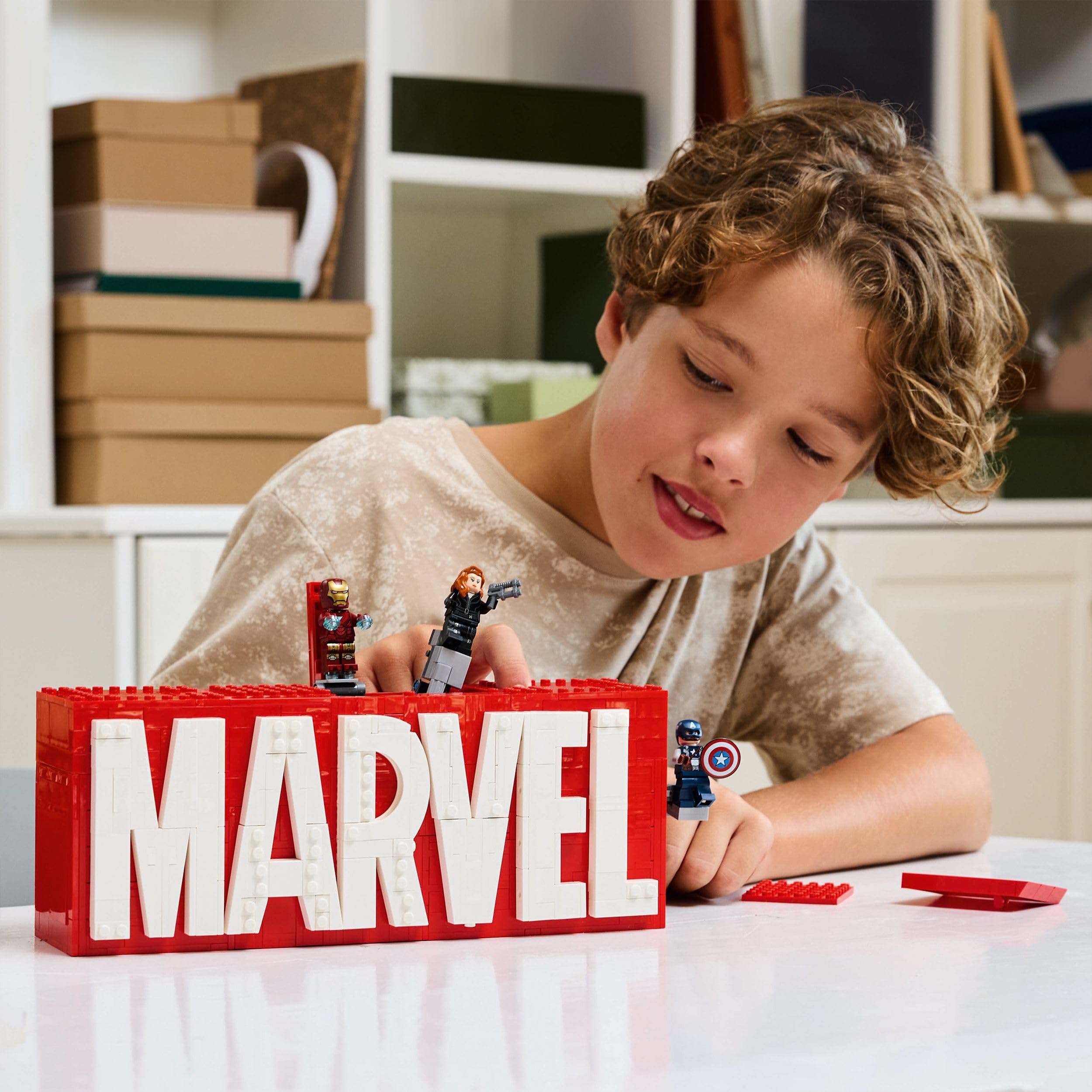 LEGO Logo e Minifigure MARVEL - Modellino da Costruire con Supereroi Leggende di Hulk, Thor, Iron Man, Black Widow e Captain America Giocattolo, Giochi per Bambini da 12 Anni da Collezione 76313