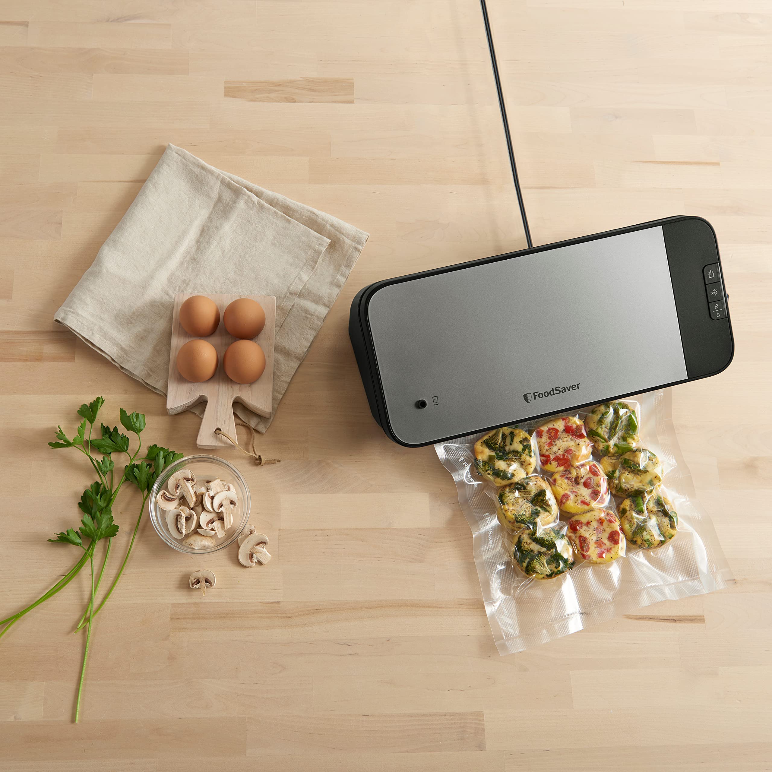 FoodSaver envasadora al vacío de alimentos con sellador manual y tubo | 1 rollo, 5 bolsas con cierre al vacío y 5 bolsas con cremallera | Color plata con detalles negros [VS2190X]